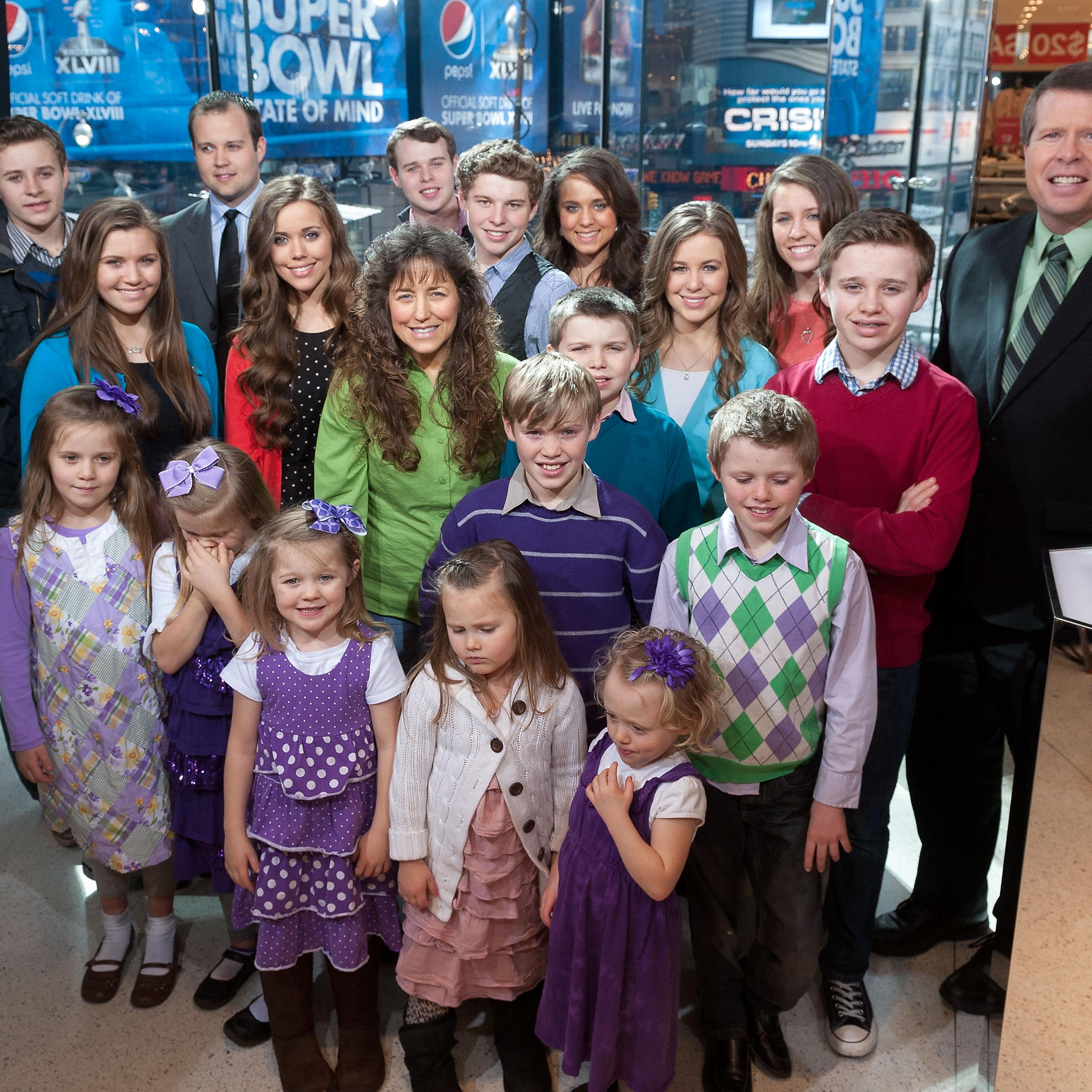 Robert Wagner And The Duggar Family Visit "Extra"