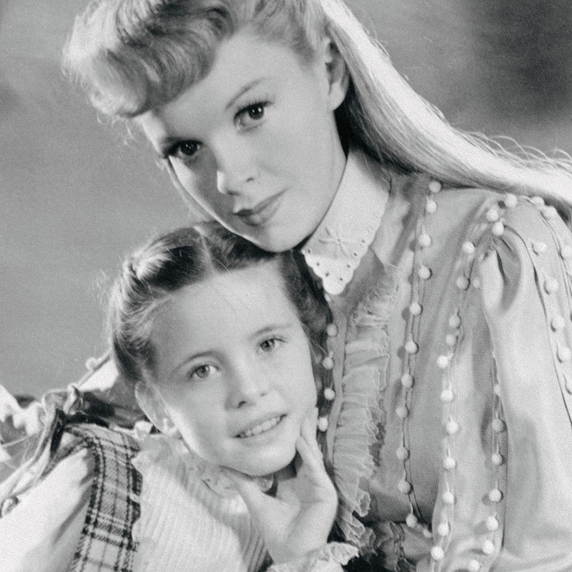 Margaret O'Brien and Judy Garland in Meet Me in St. Louis