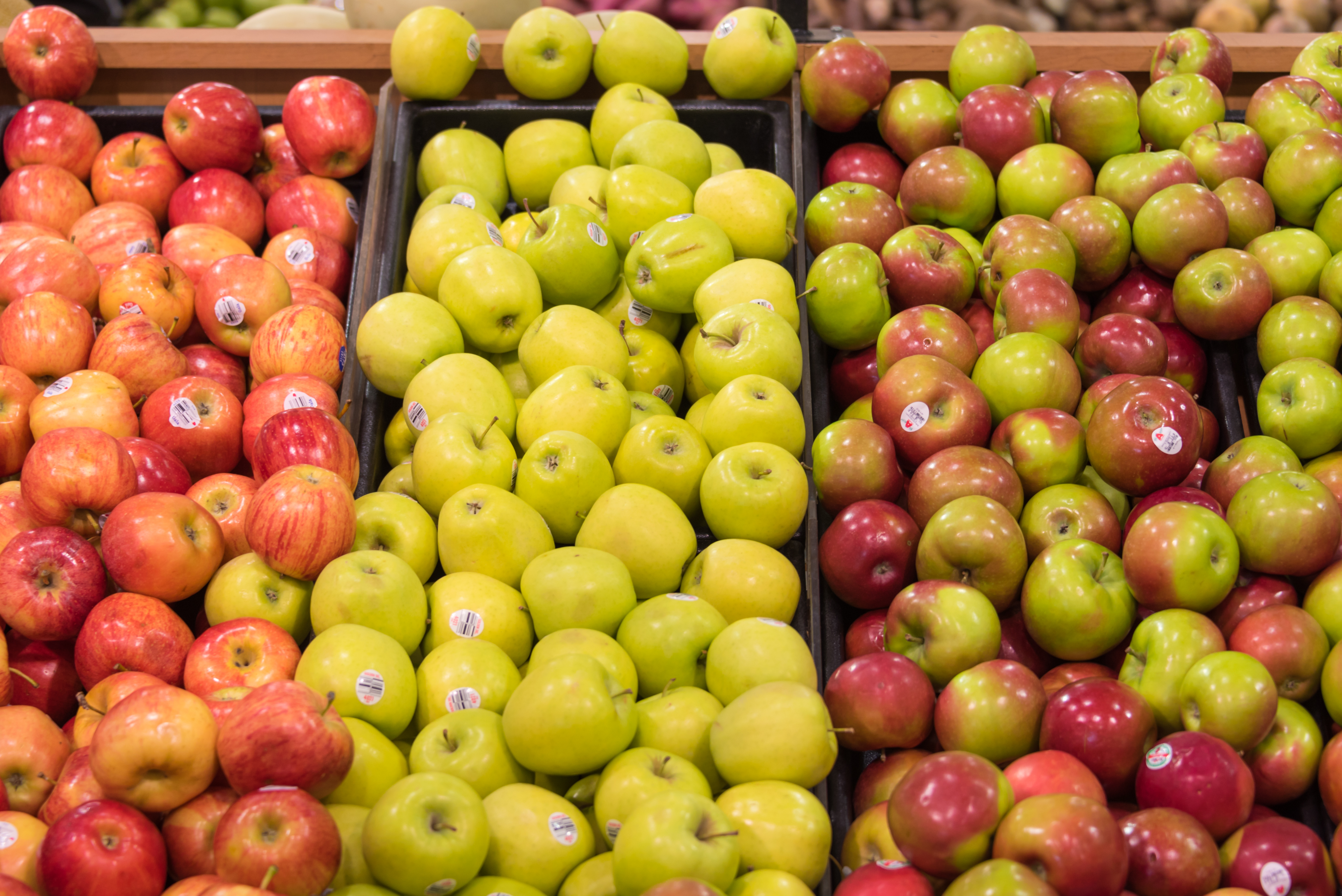 Apples at a grocery store