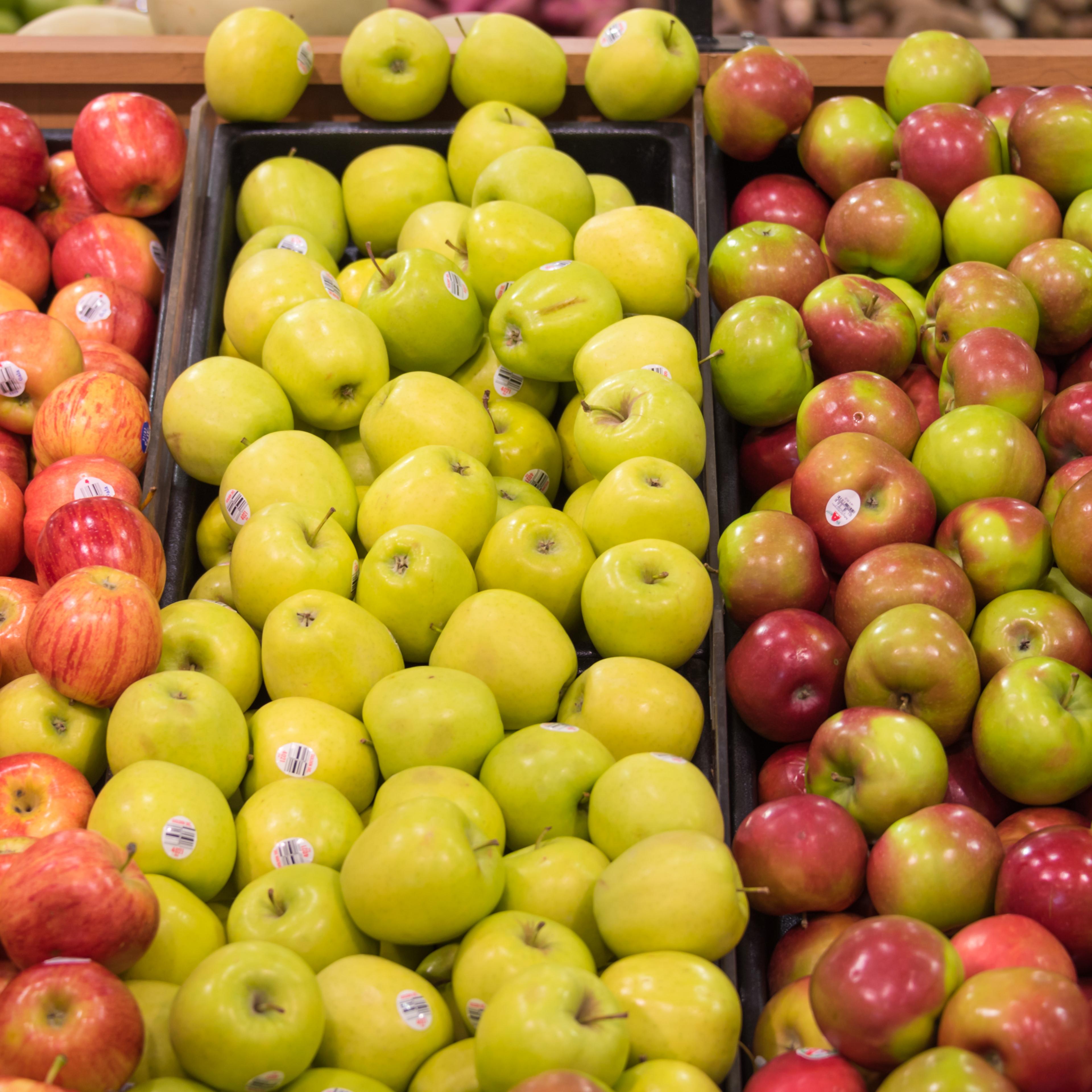 Apples at a grocery store
