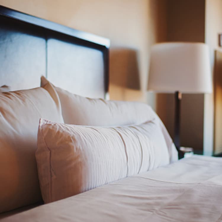 pillows-bed