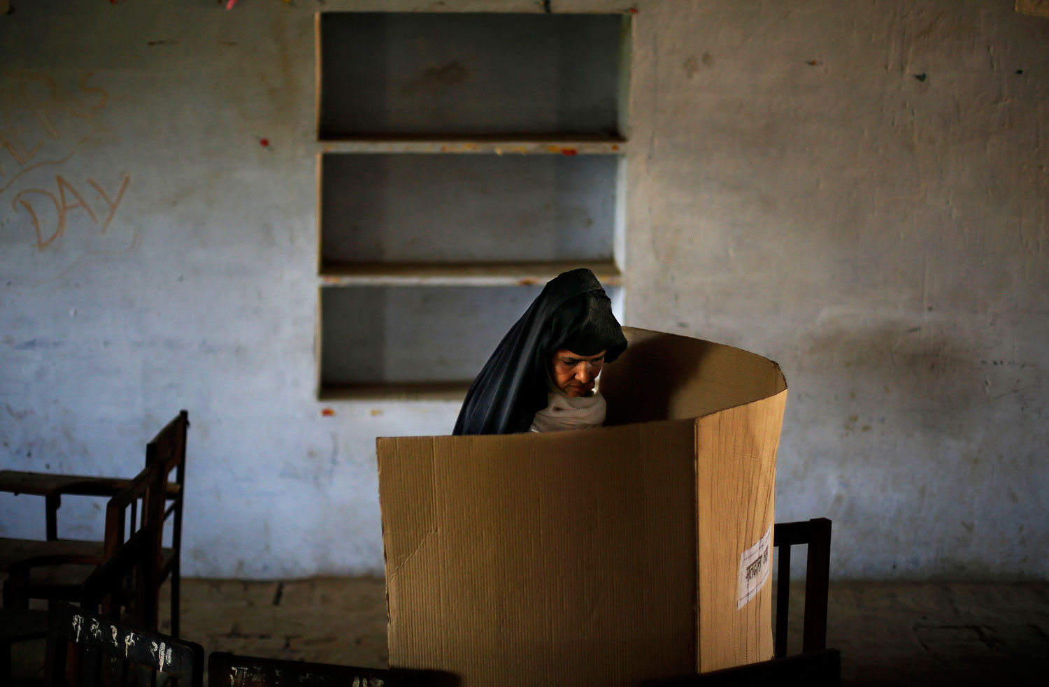 An Indian woman casts her vote at a polling booth in Shahpur village in Muzaffarnagar, in the northern Indian state of Uttar Pradesh, April 10, 2014.