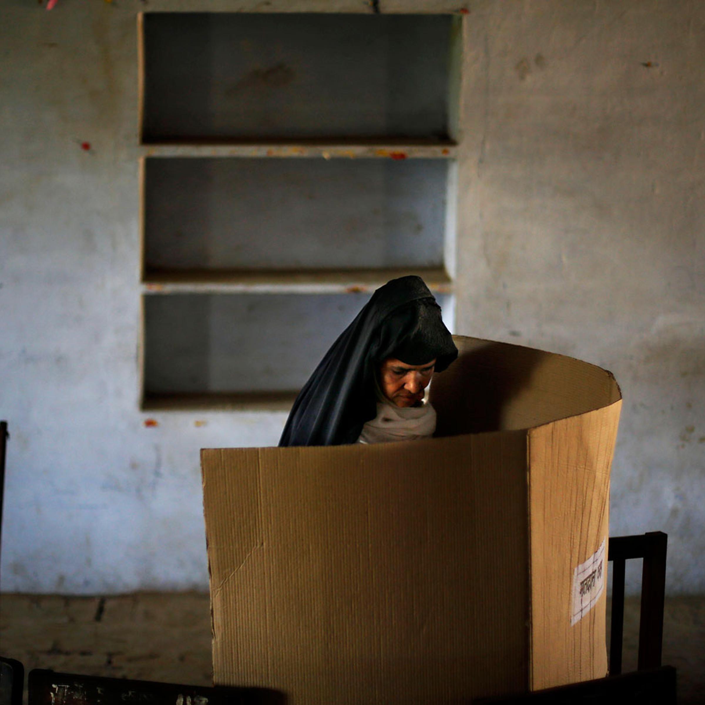 An Indian woman casts her vote at a polling booth in Shahpur village in Muzaffarnagar, in the northern Indian state of Uttar Pradesh, April 10, 2014.