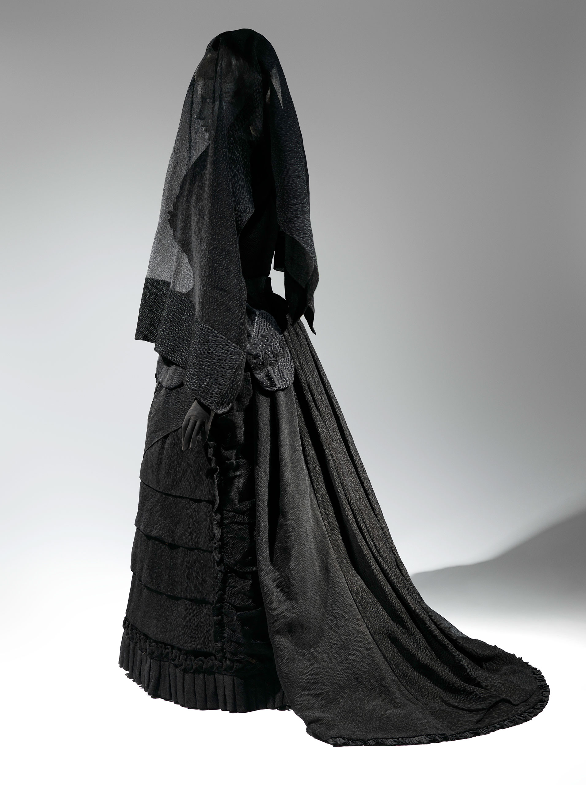 mourning black dress Death Becomes Her: Attire at the Met Exhibits Widows Clothing Size:M-US 8 1 Victorian Dickens dress one sleeve dress TWIGGY A-Line Dress