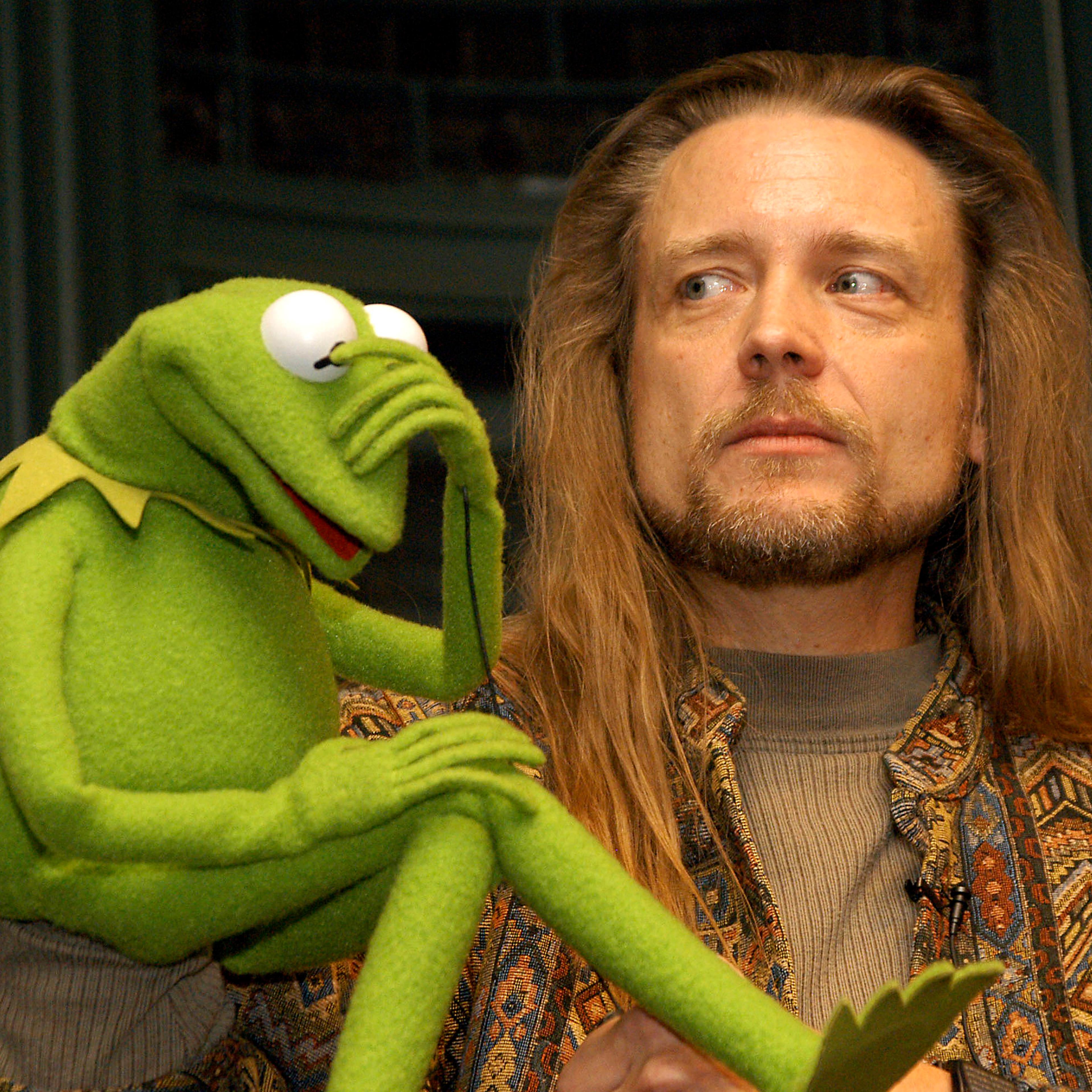NEW YORK - NOVEMBER 14: Muppet Kermit the Frog and his operator Steve Whitmire take questions from the audience November 14, 2003, at Barnes & Noble Union Square in New York City. (Photo by Lawrence Lucier/Getty Images)