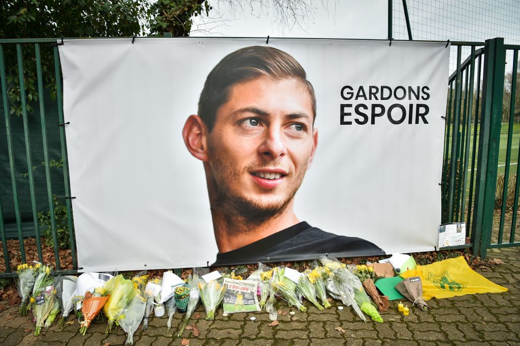 TOPSHOT-FBL-FRA-ENG-SALA-ACCIDENT