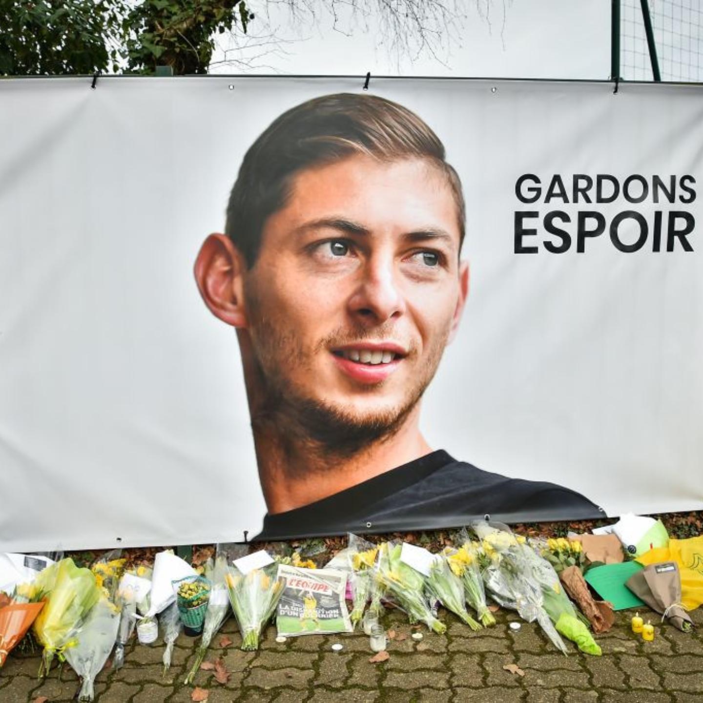 TOPSHOT-FBL-FRA-ENG-SALA-ACCIDENT
