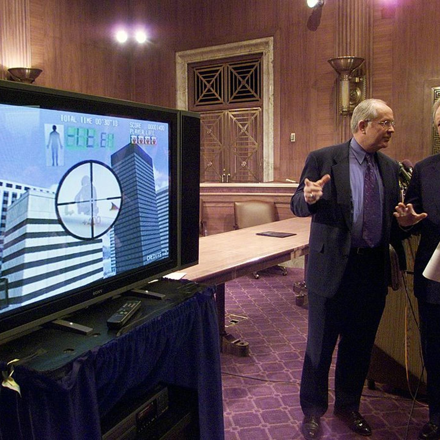Sen. Joseph Lieberman (D-Conn.) watches videos with David Wa