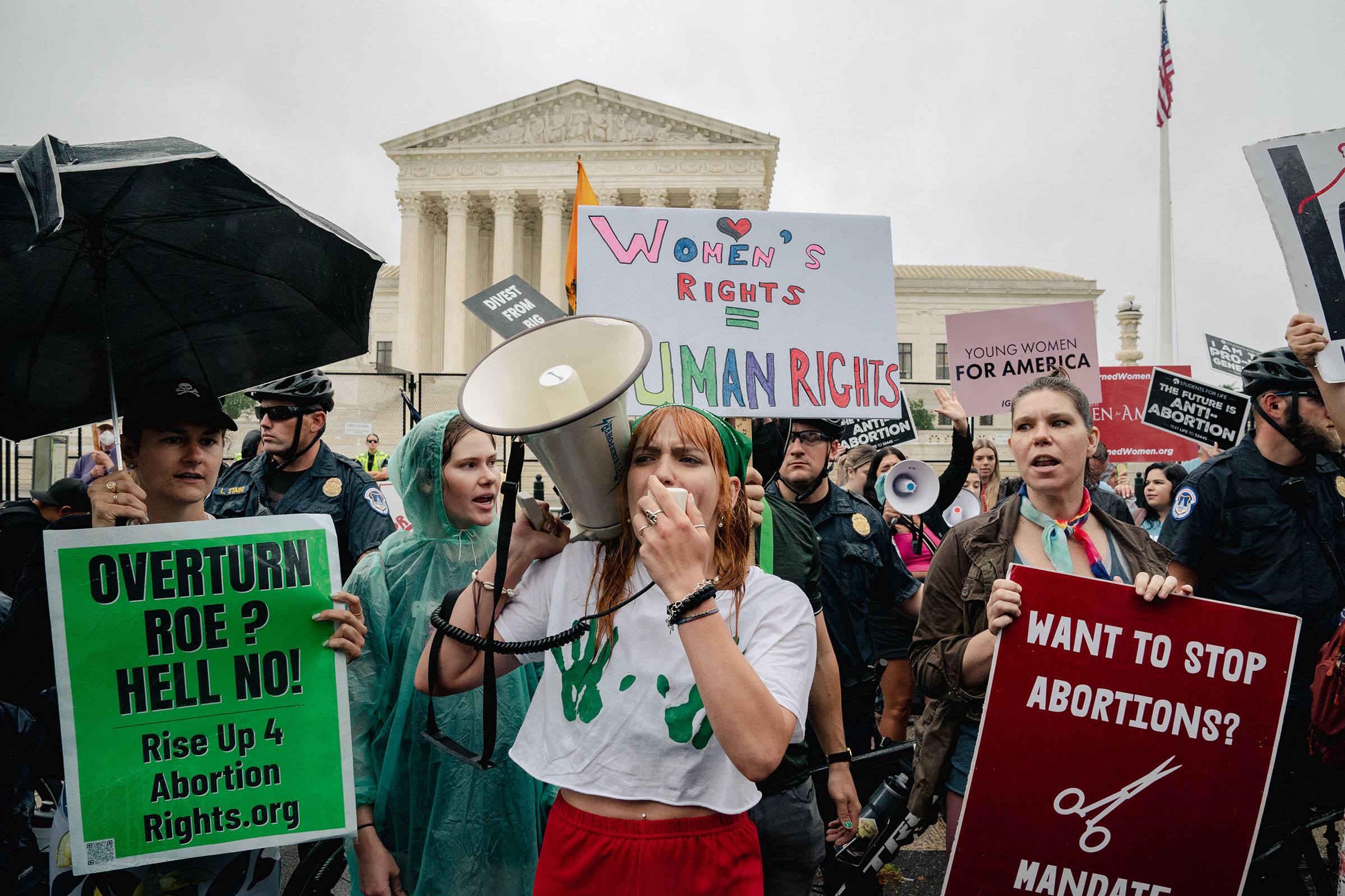 Supporters and opponents of abortion rights demonstrate outside the U.S. Supreme Court Building on June 23, 2022 in Washington, DC. Decisions are expected in 13 more cases before the end of the Court's current session. (Photo/Shuran Huang)