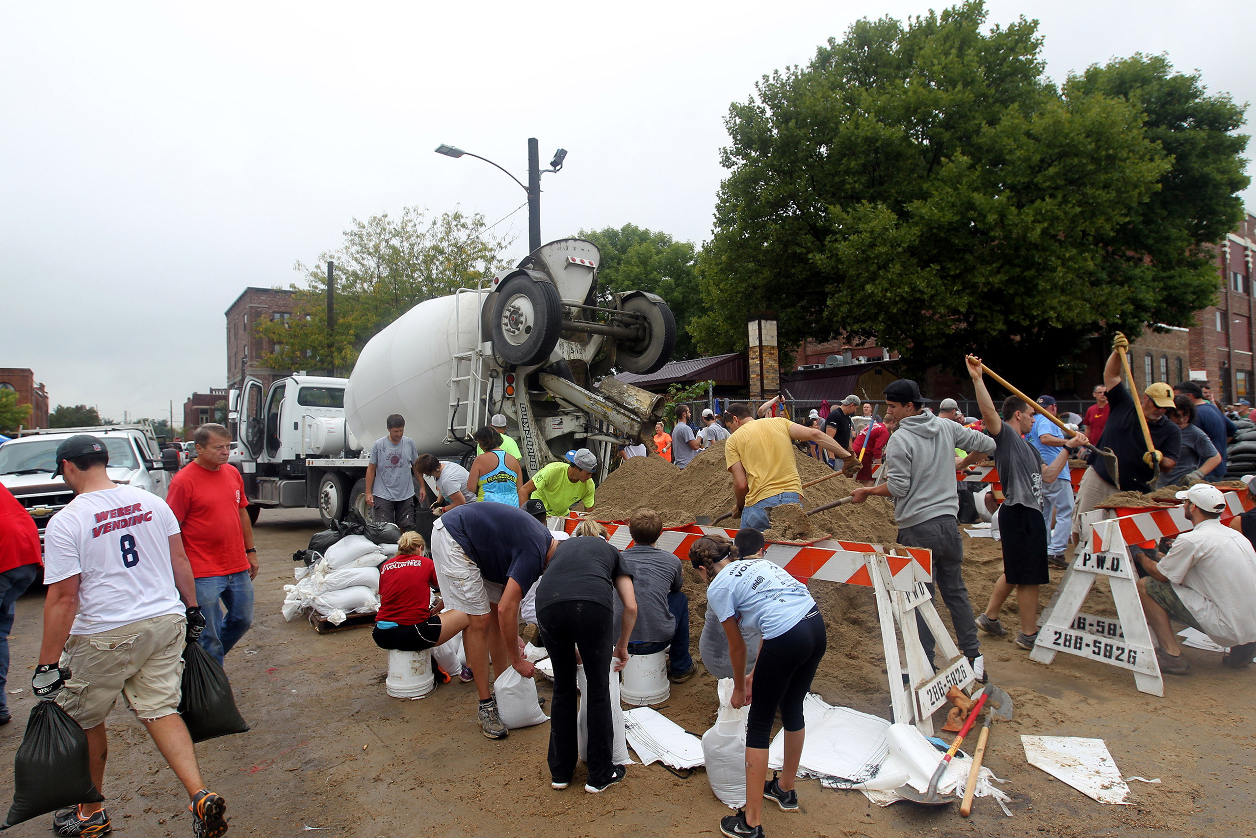 Volunteers fill sandbag in the New Bohemia District of Cedar Rapids, Iowa, on Friday, Sept. 23, 2016. Authorities in several Iowa cities were mobilizing resources Friday to handle flooding from a rain-swollen river that has forced evacuations in several 