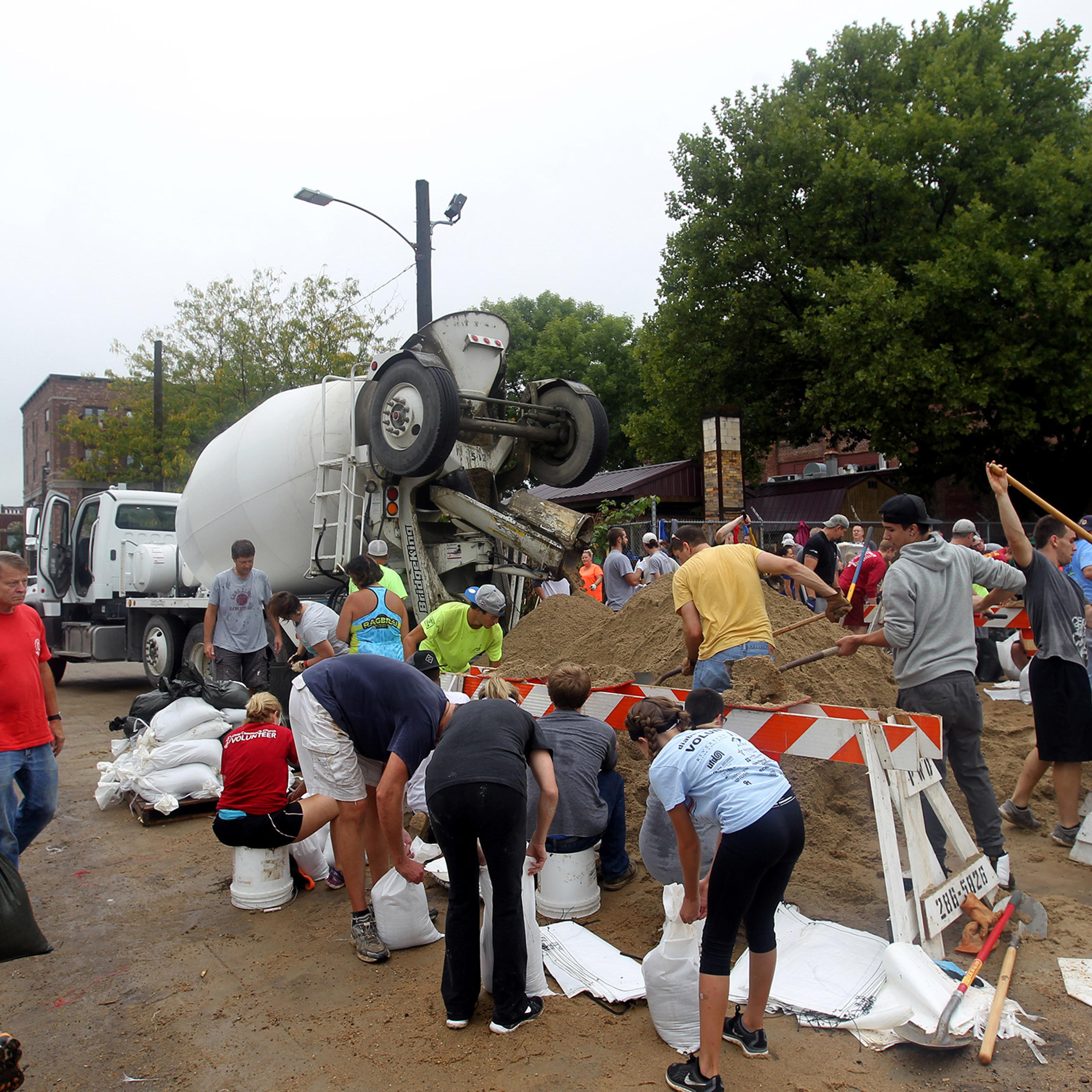 Volunteers fill sandbag in the New Bohemia District of Cedar Rapids, Iowa, on Friday, Sept. 23, 2016. Authorities in several Iowa cities were mobilizing resources Friday to handle flooding from a rain-swollen river that has forced evacuations in several