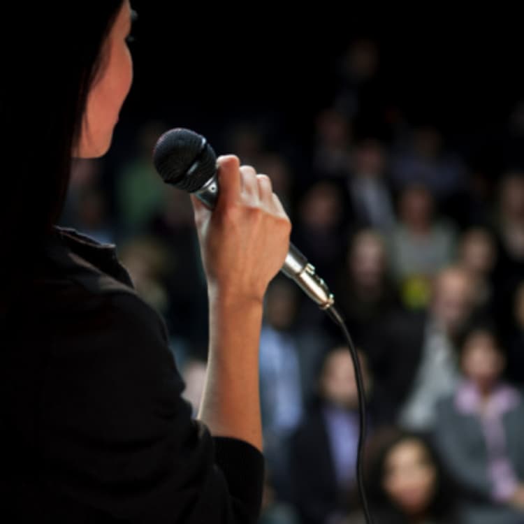 woman-presentation-crowd