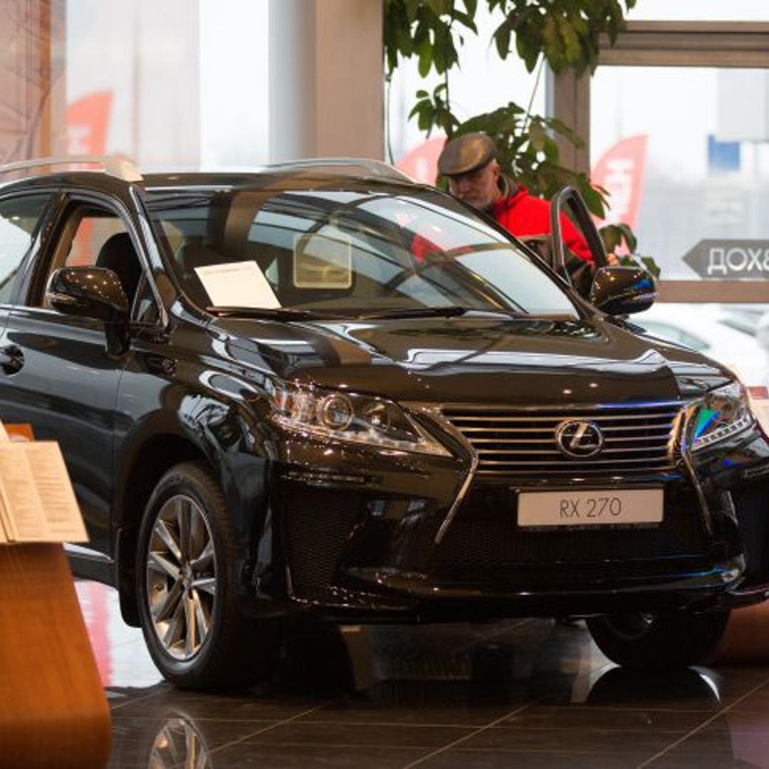 A customer checks out the interior of a Lexus RX270 vehicle for sale inside a Lexus automobile dealership, a unit of Toyota Motor Corp., in Moscow, Russia, on Tuesday, Dec. 16, 2014. Surging borrowing costs pile pressure on the economy of the world's big