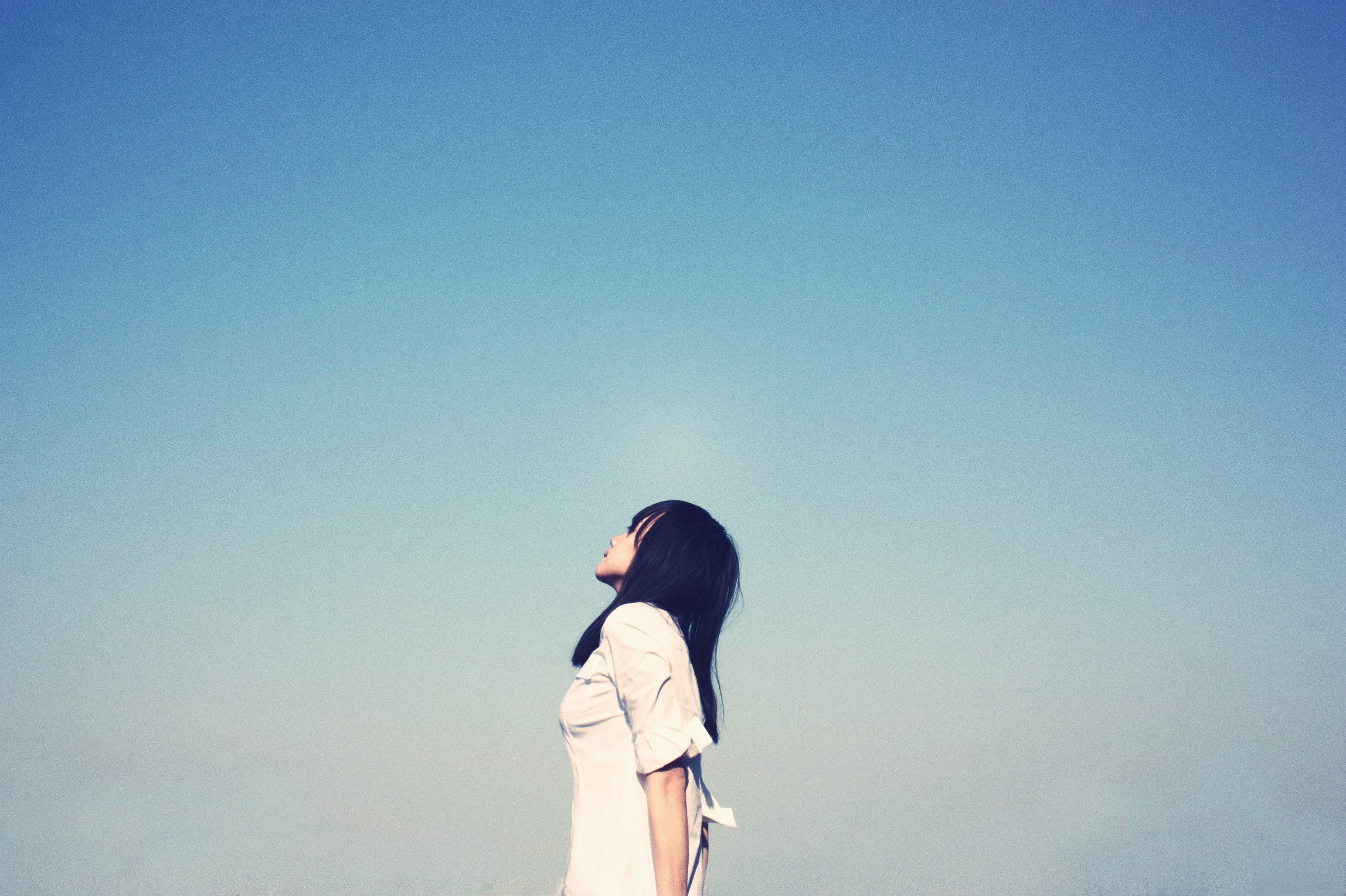 woman-looking-sky
