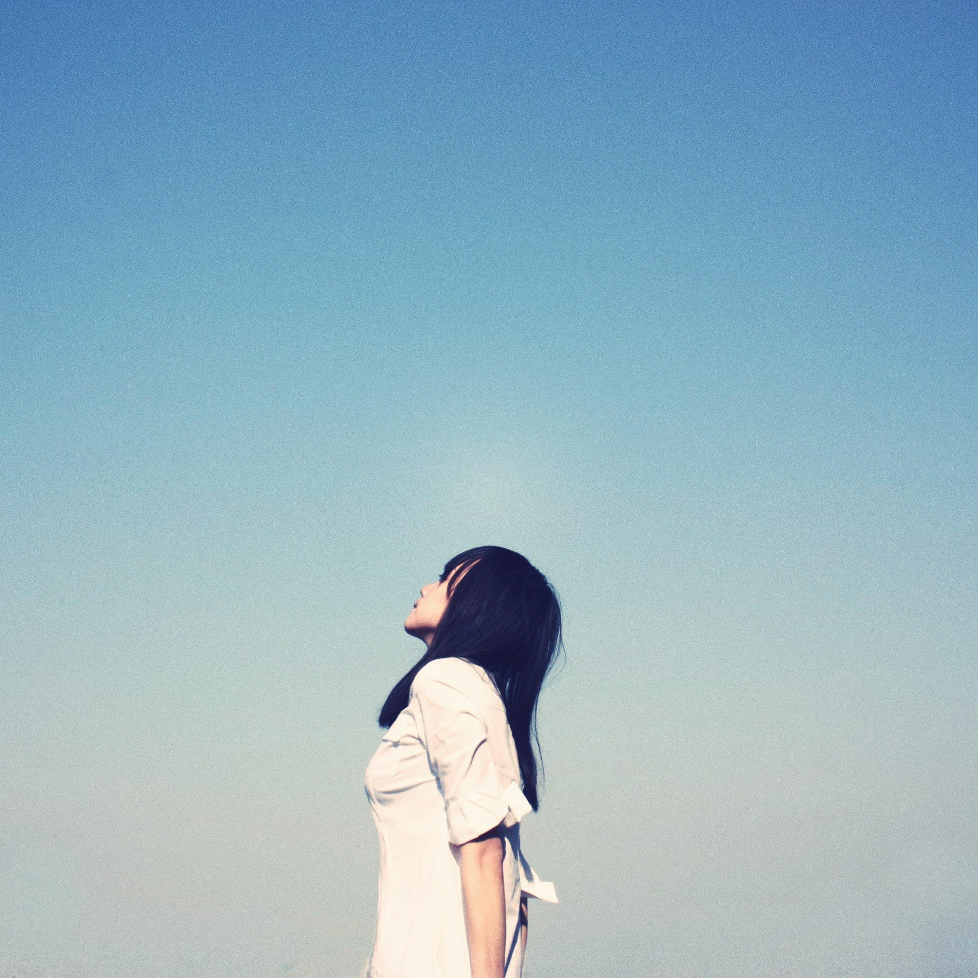 woman-looking-sky
