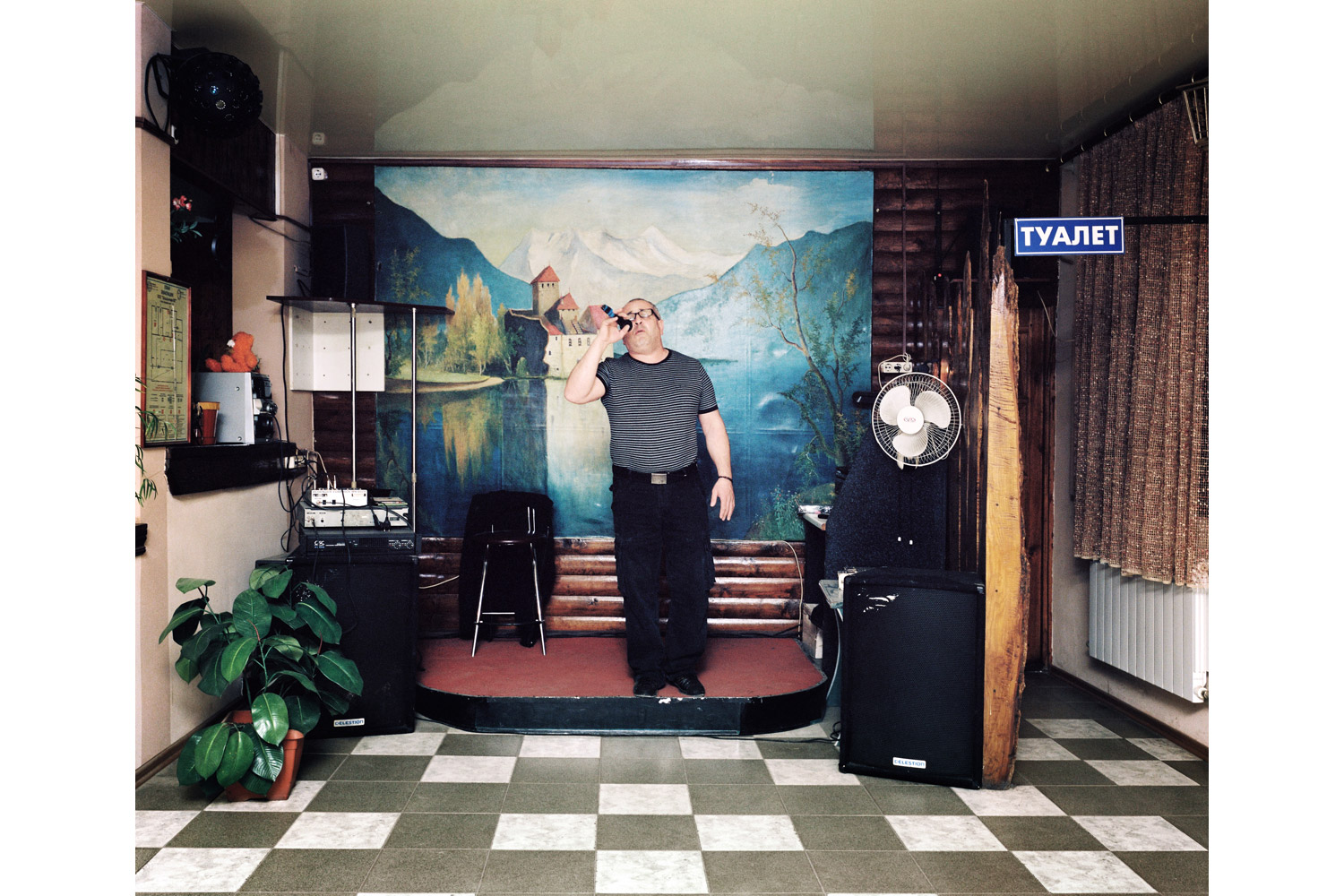 [The photographs in this gallery are selections from Rob Hornstra's Sochi Singers]  Giorgi sings A dlya vas ya nikto ("But for you I am nobody") Yug restaurant, Kudepsta.