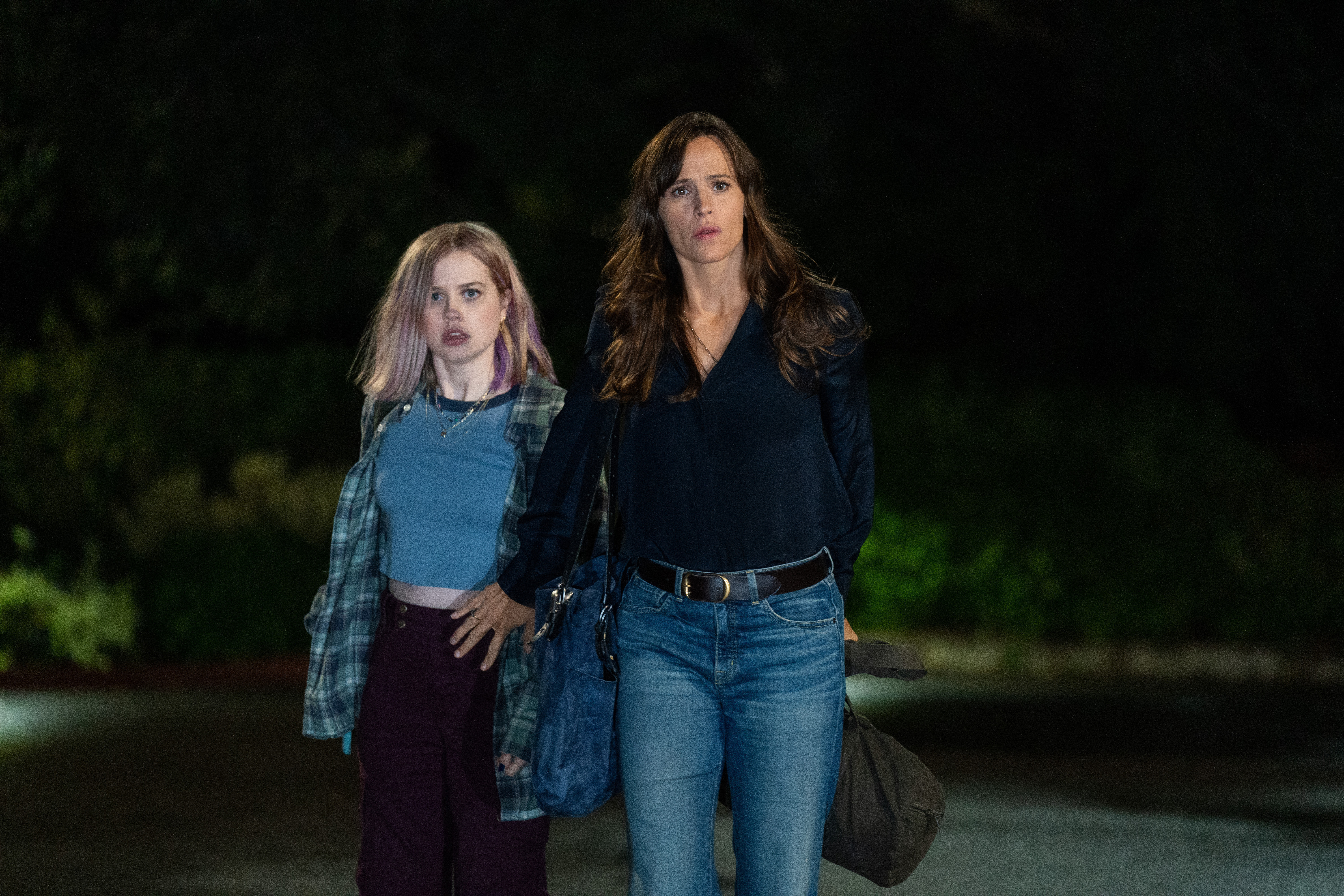 Hannah (Jennifer Garner) instinctively shields her stepdaughter, Bailey (Angourie Rice) from danger.