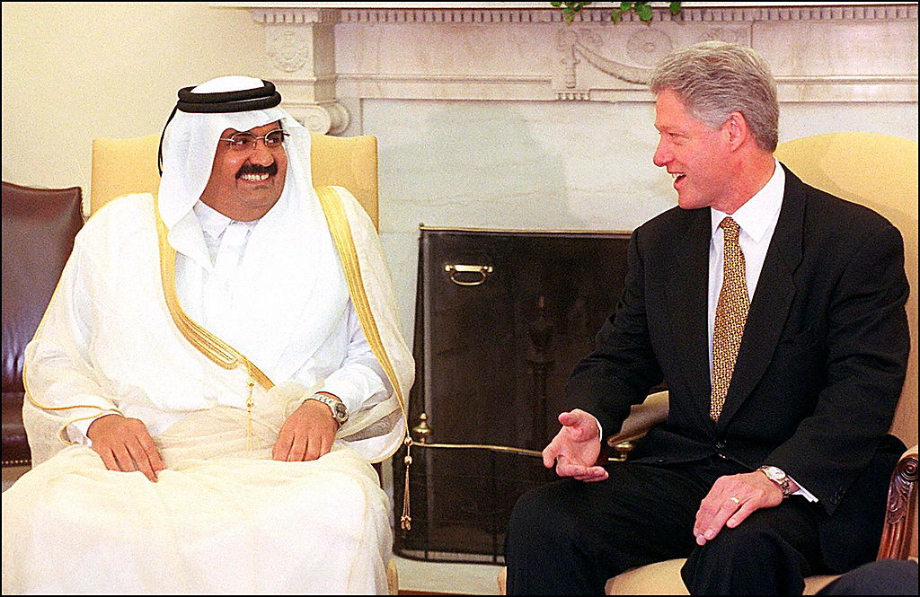 US President Bill Clinton (R) speaks to the Emir o