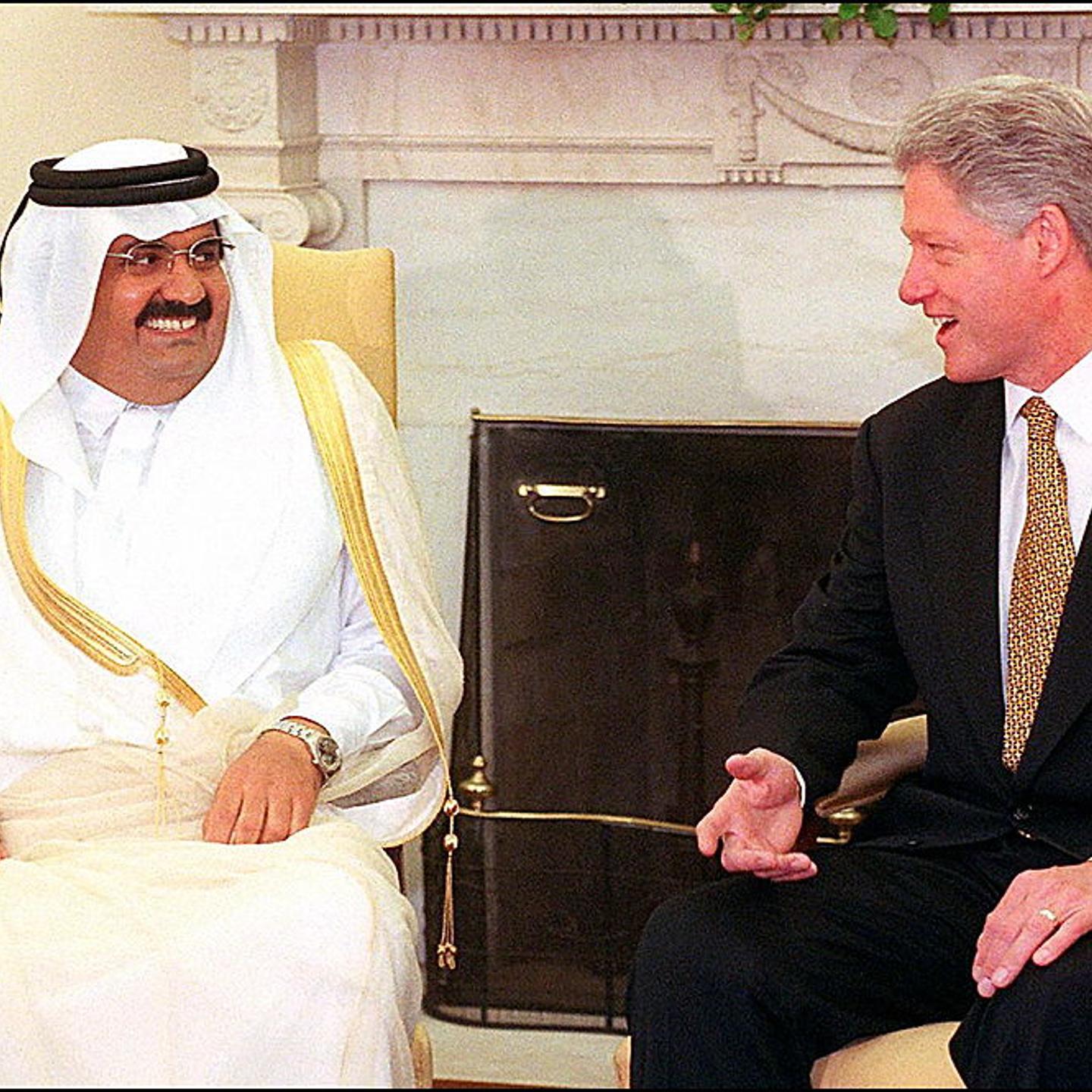 US President Bill Clinton (R) speaks to the Emir o