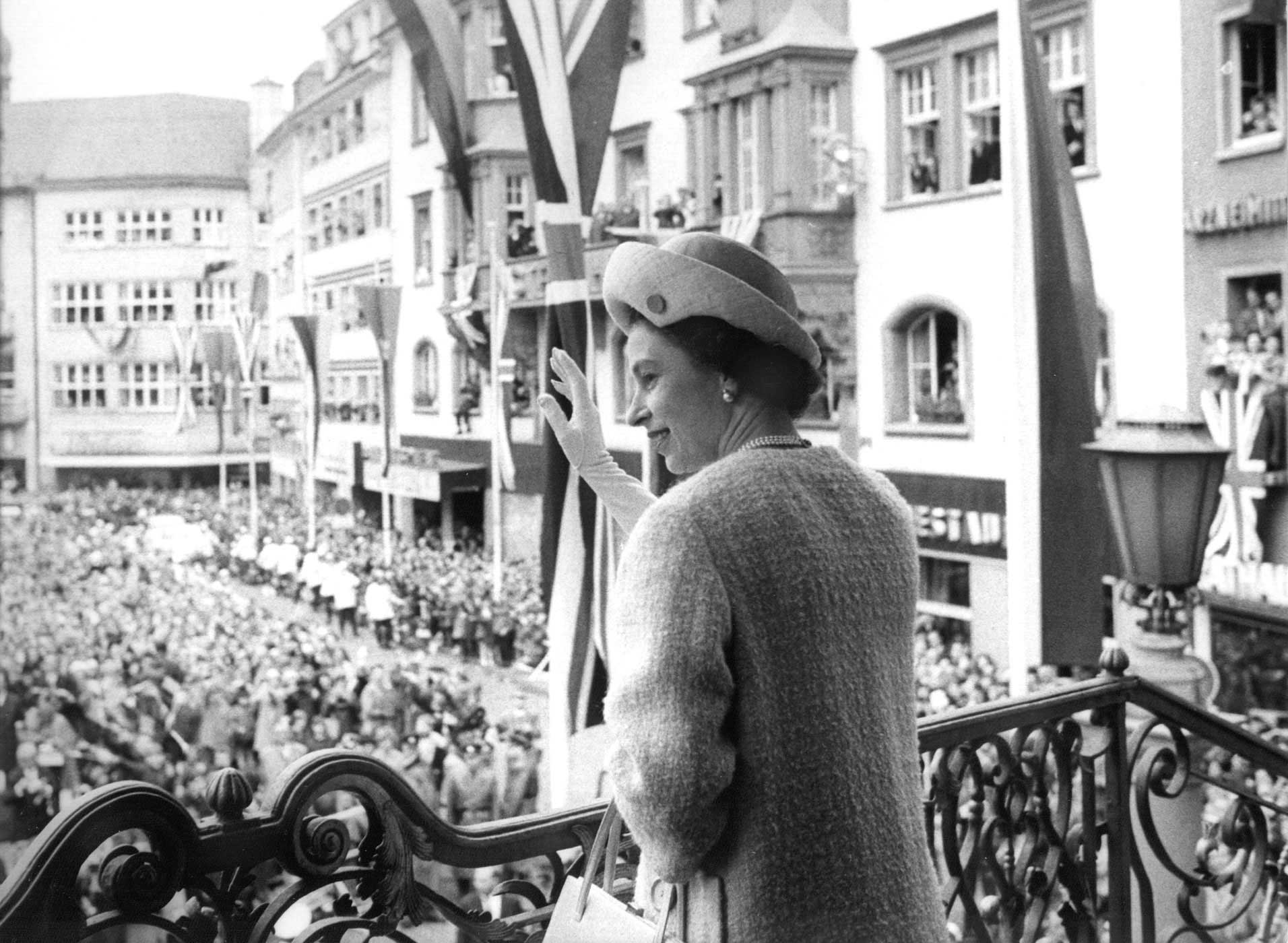 West Germany - Royalty - Queen Elizabeth II in Bonn