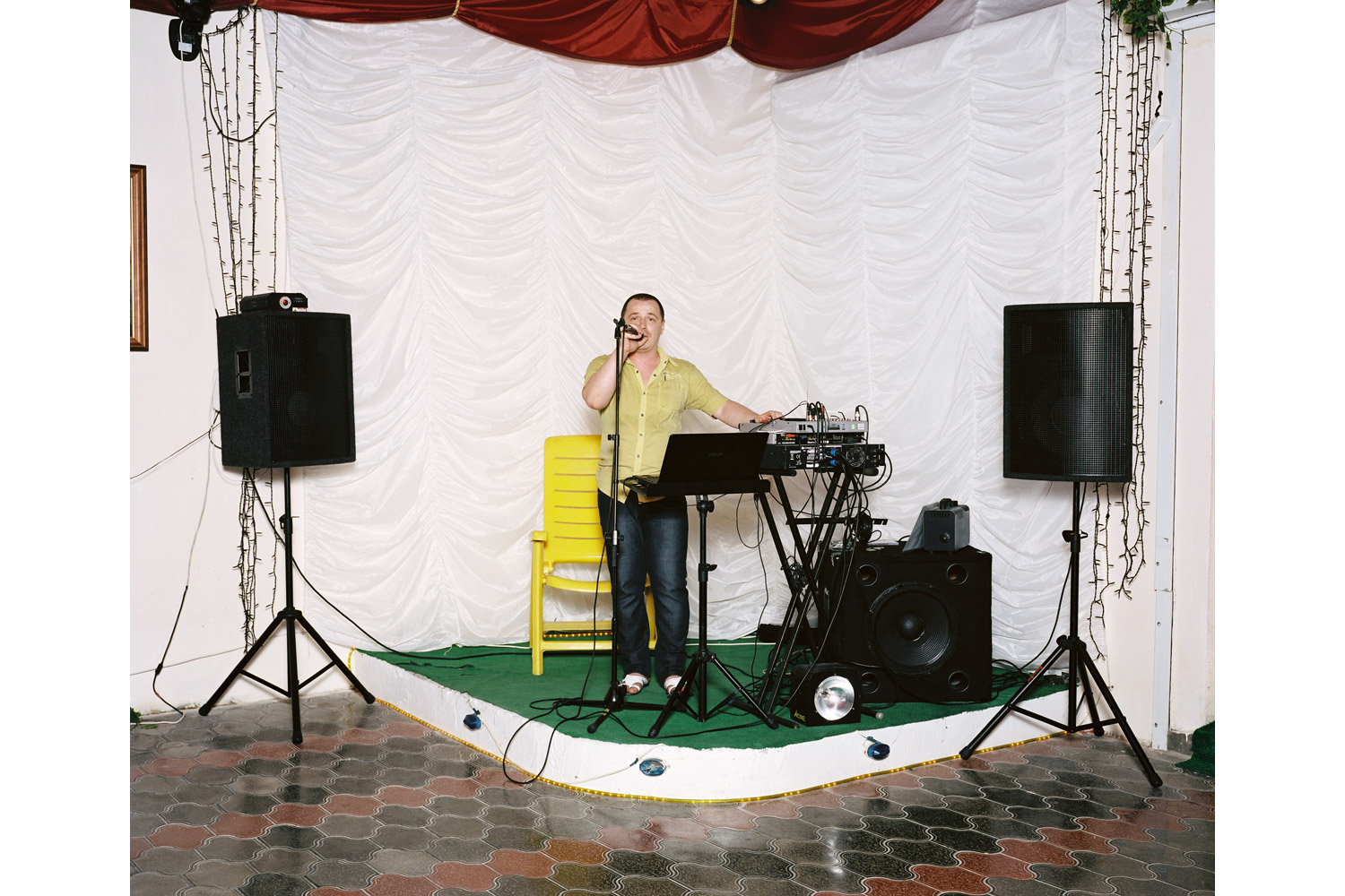 Aleksander Setrakovich Gamalyan sings Bez Tebya ("Without you") Astoria restaurant, Novomikhailovsky.