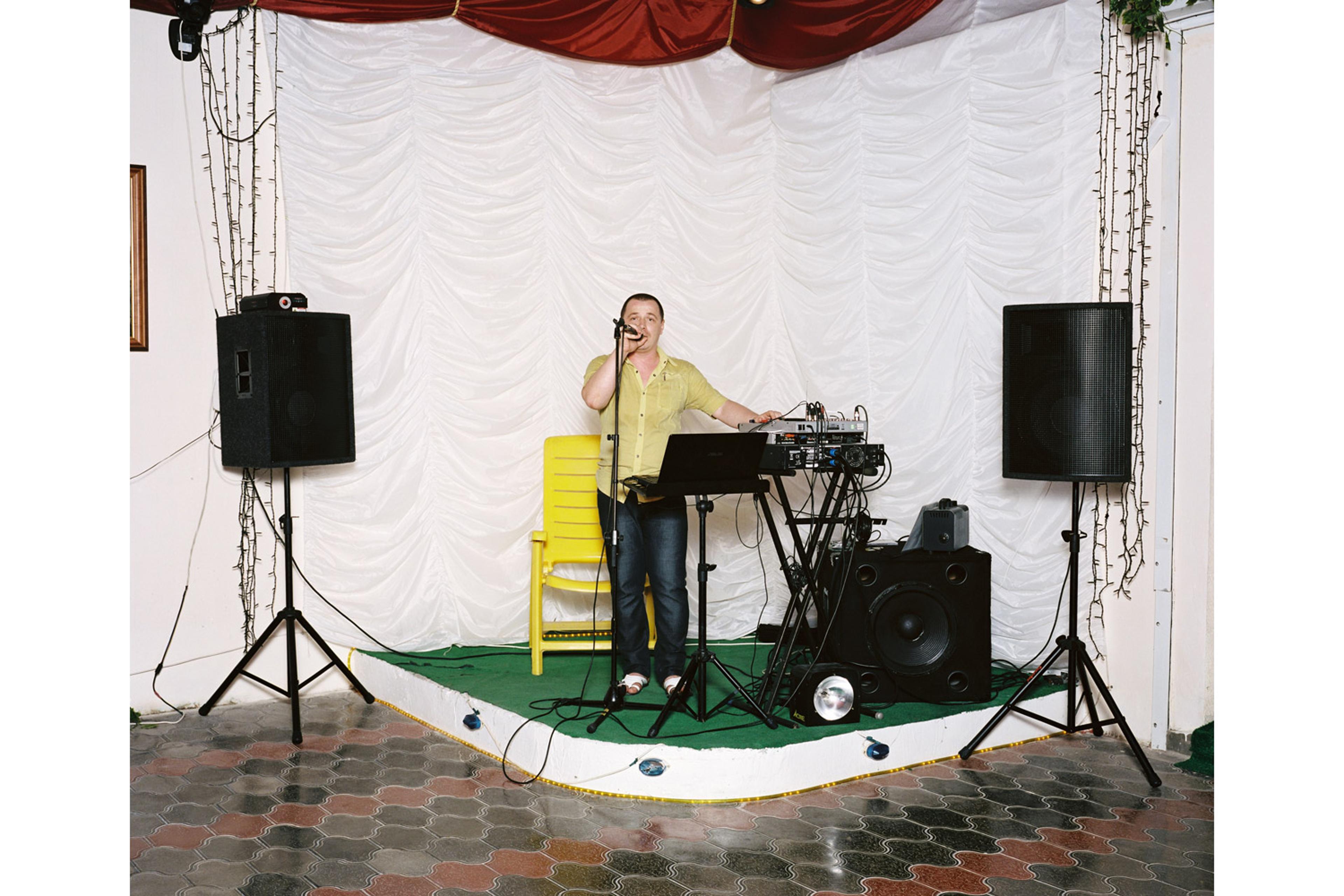 Aleksander Setrakovich Gamalyan sings Bez Tebya ("Without you") Astoria restaurant, Novomikhailovsky.