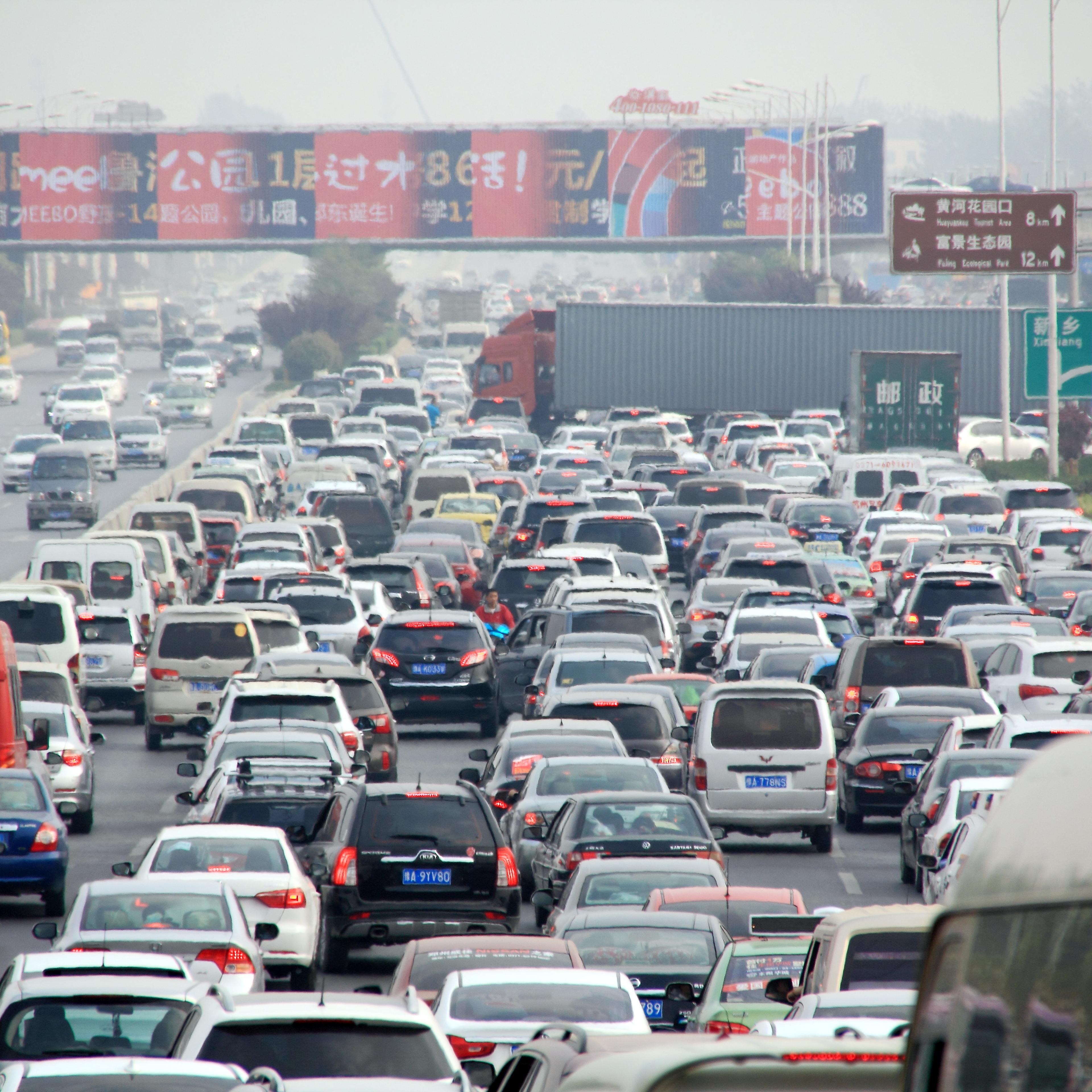 Holiday travel rush congests roads in Chinese cities