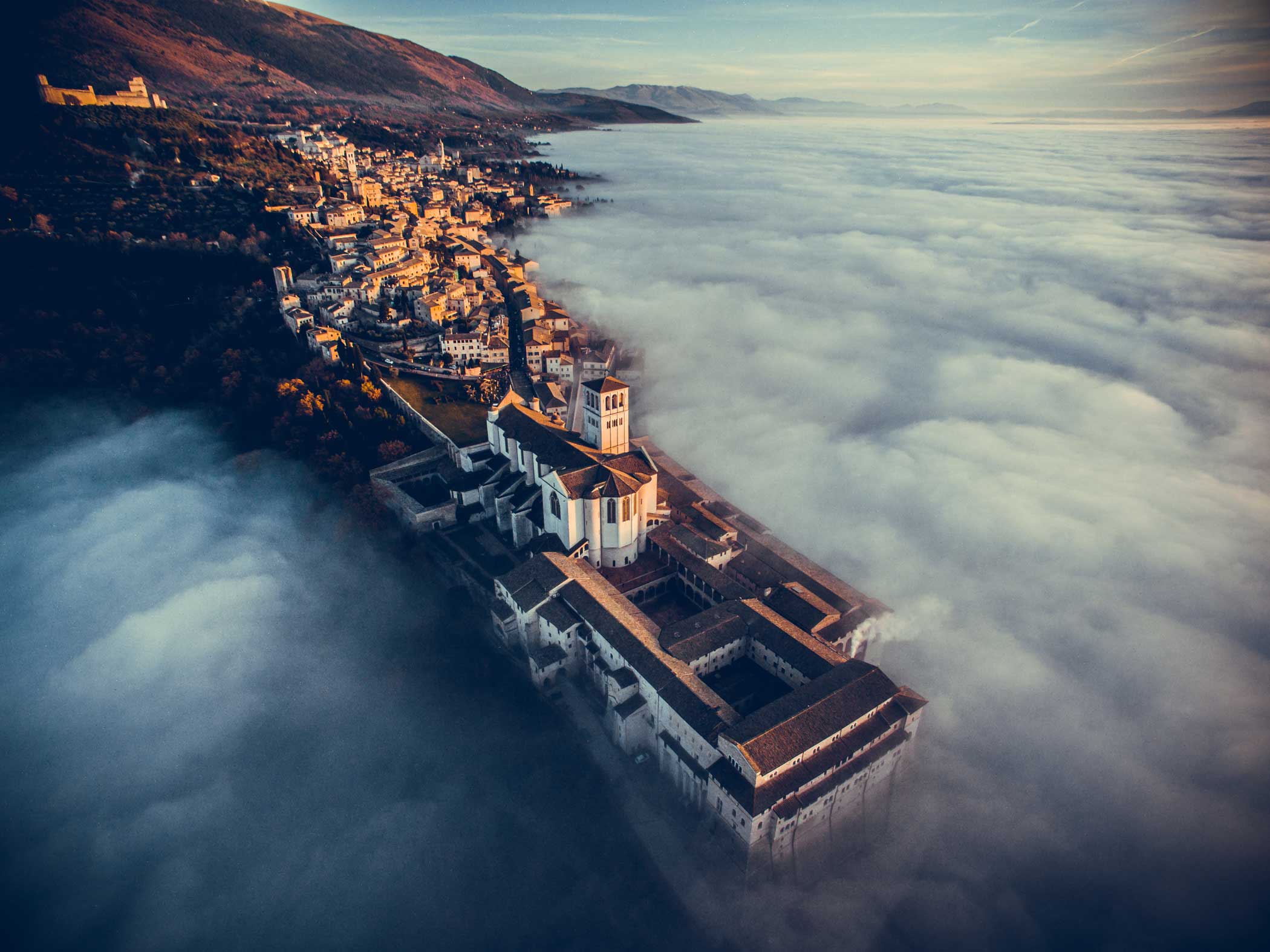 "...after the
drone came out from the clouds the view was spectacular and got me completely astonished
and, without breathing, I had the time to take some shots before the sun went down and
the cloud got higher hiding everything."