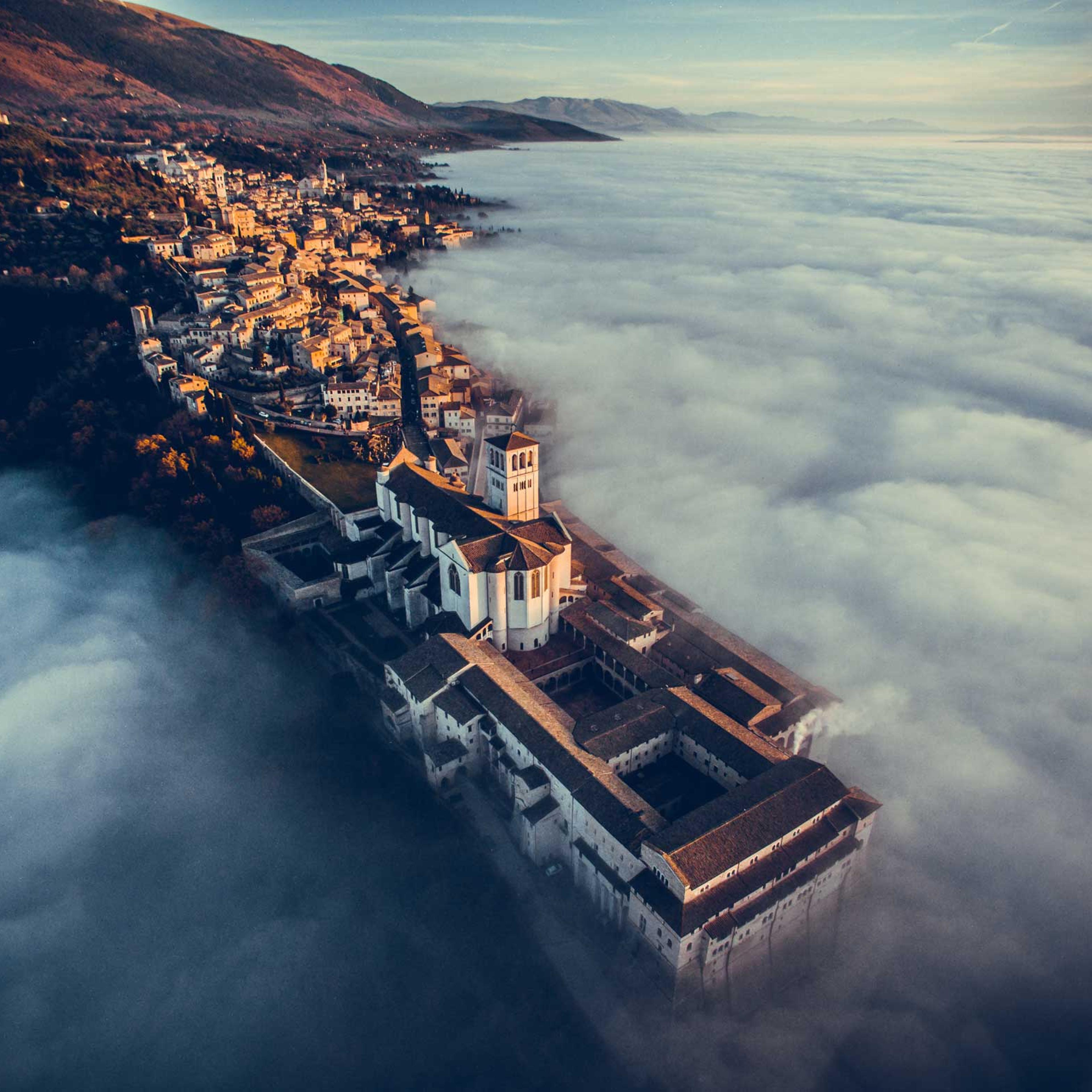 "...after the
drone came out from the clouds the view was spectacular and got me completely astonished
and, without breathing, I had the time to take some shots before the sun went down and
the cloud got higher hiding everything."