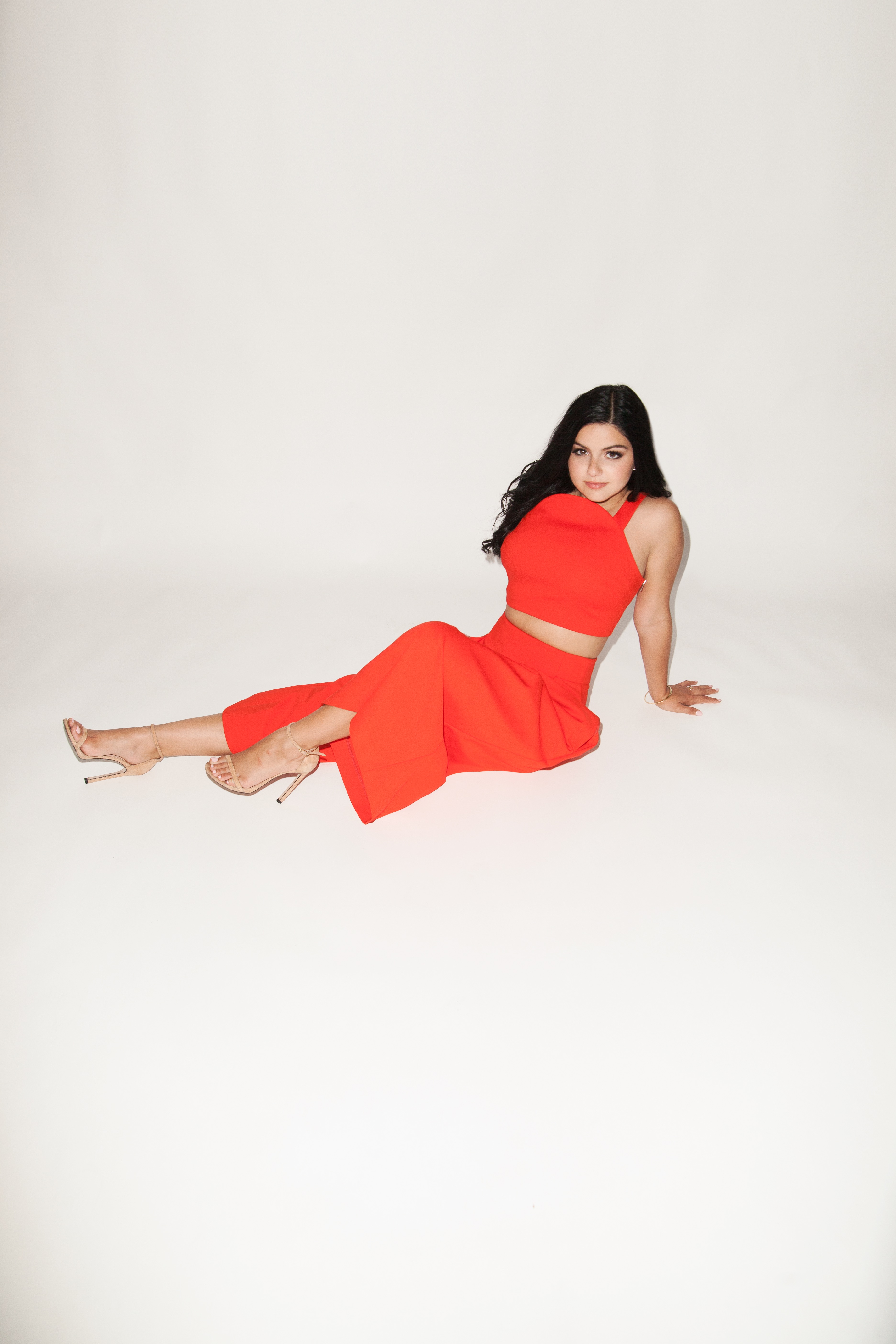 alex dunphy red dress Ariel Winter's beauty shines inside and out