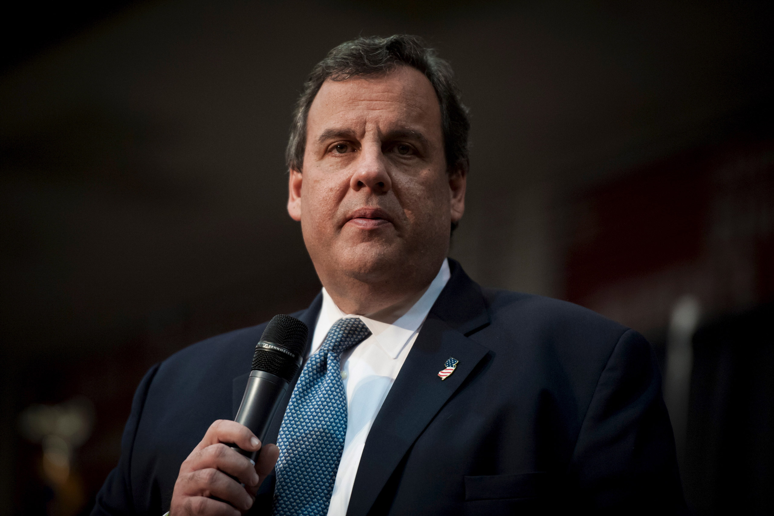 Republican presidential candidate Gov. Chris Christie pauses during his speech at a rally at Northwestern College in Orange City, Iowa October 30, 2015. REUTERS/Mark Kauzlarich - RTX1U254