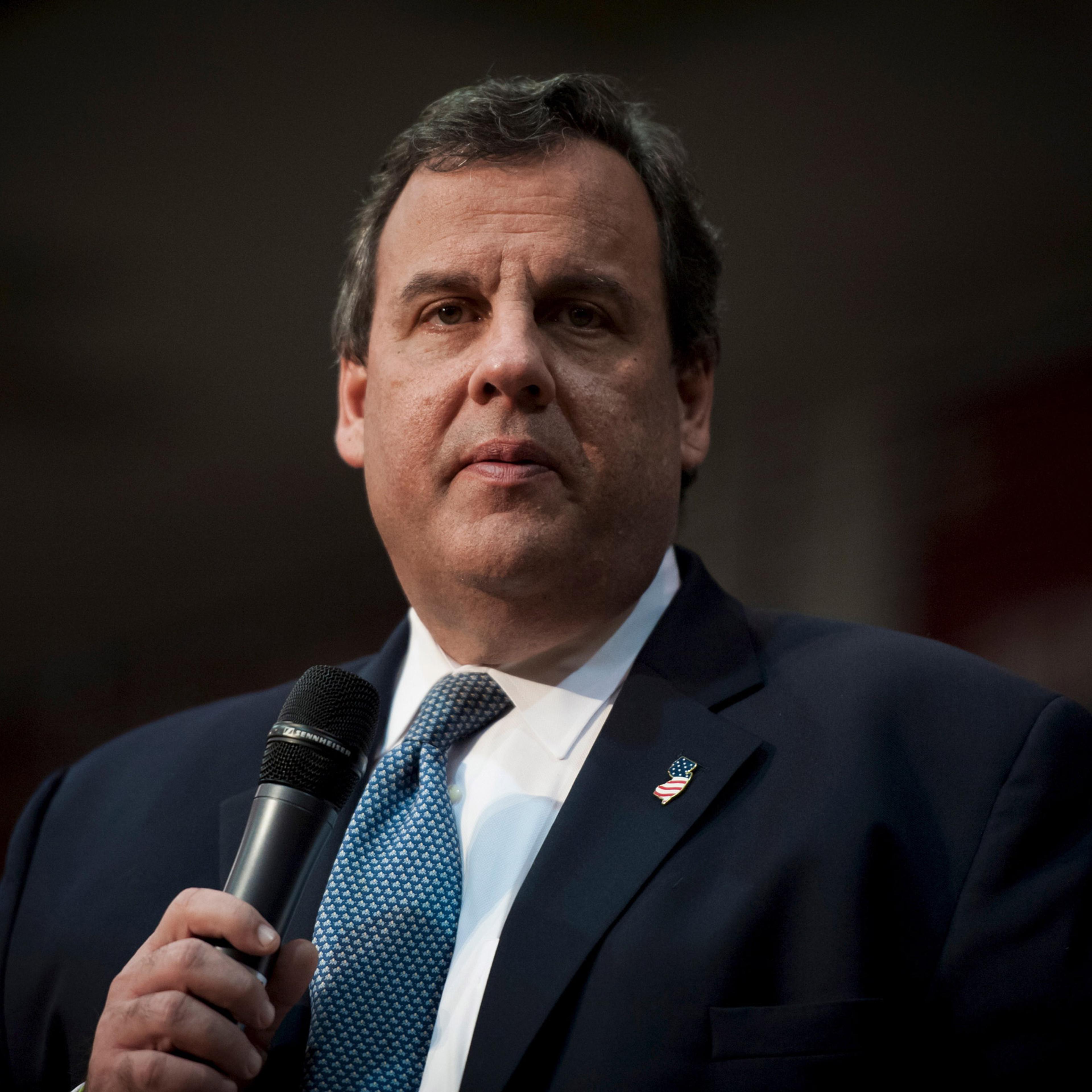 Republican presidential candidate Gov. Chris Christie pauses during his speech at a rally at Northwestern College in Orange City, Iowa October 30, 2015. REUTERS/Mark Kauzlarich - RTX1U254
