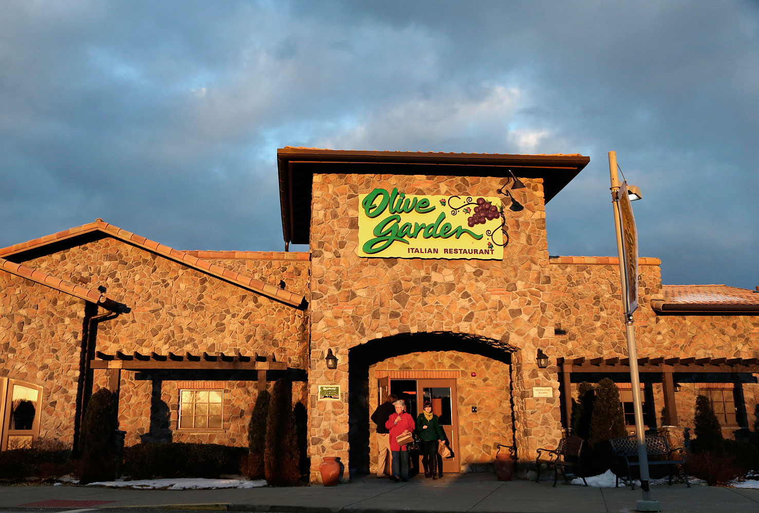 Earns Darden Restaurants