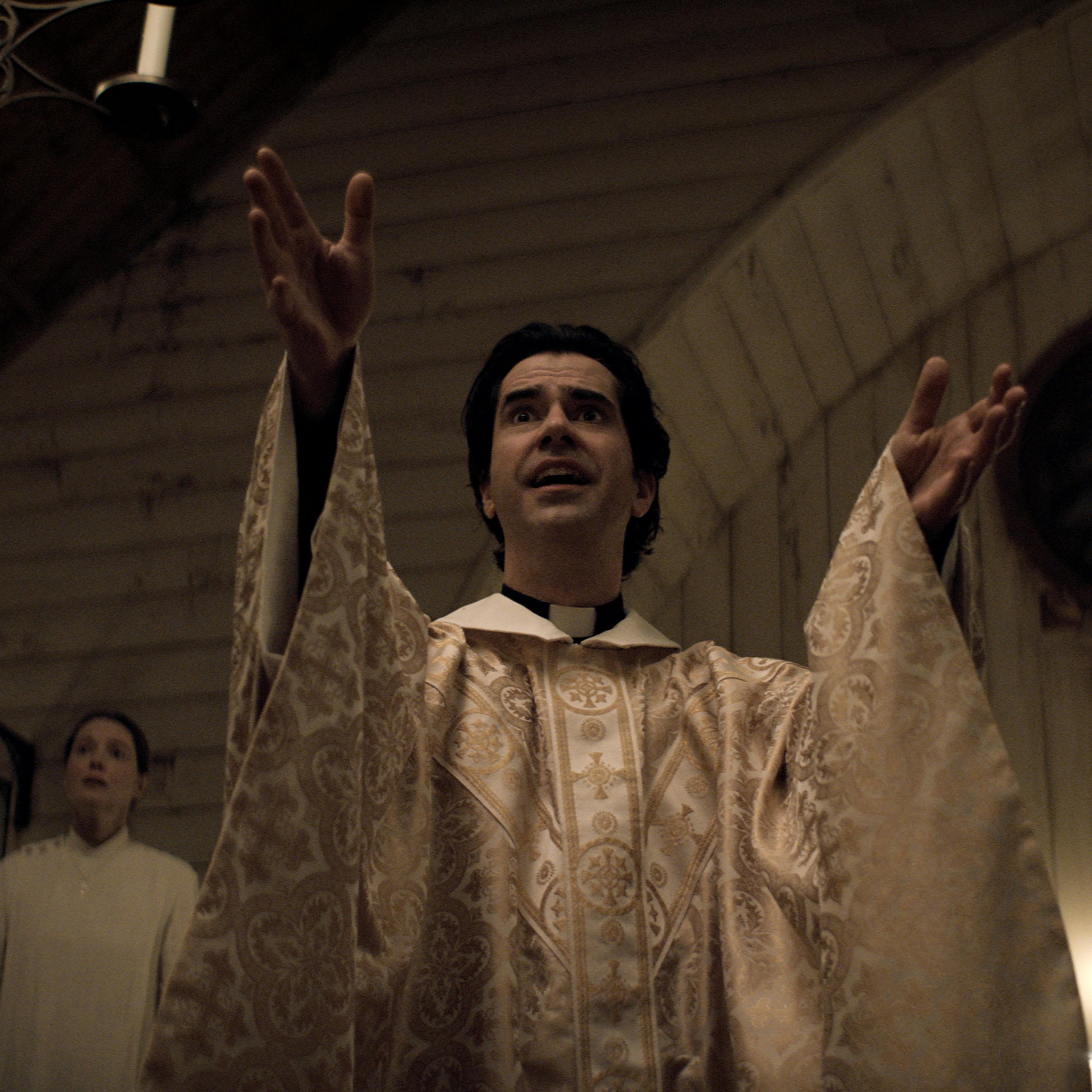 MIDNIGHT MASS (L to R) SAMANTHA SLOYAN as BEV KEANE and HAMISH LINKLATER as FATHER PAUL in episode 106 of MIDNIGHT MASS Cr. COURTESY OF NETFLIX © 2021