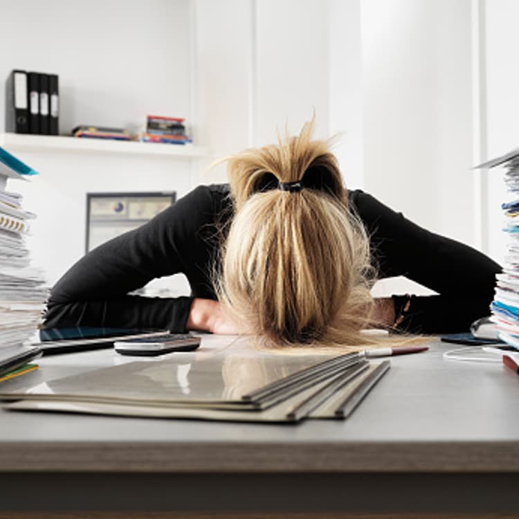 woman-stressed-work-desk