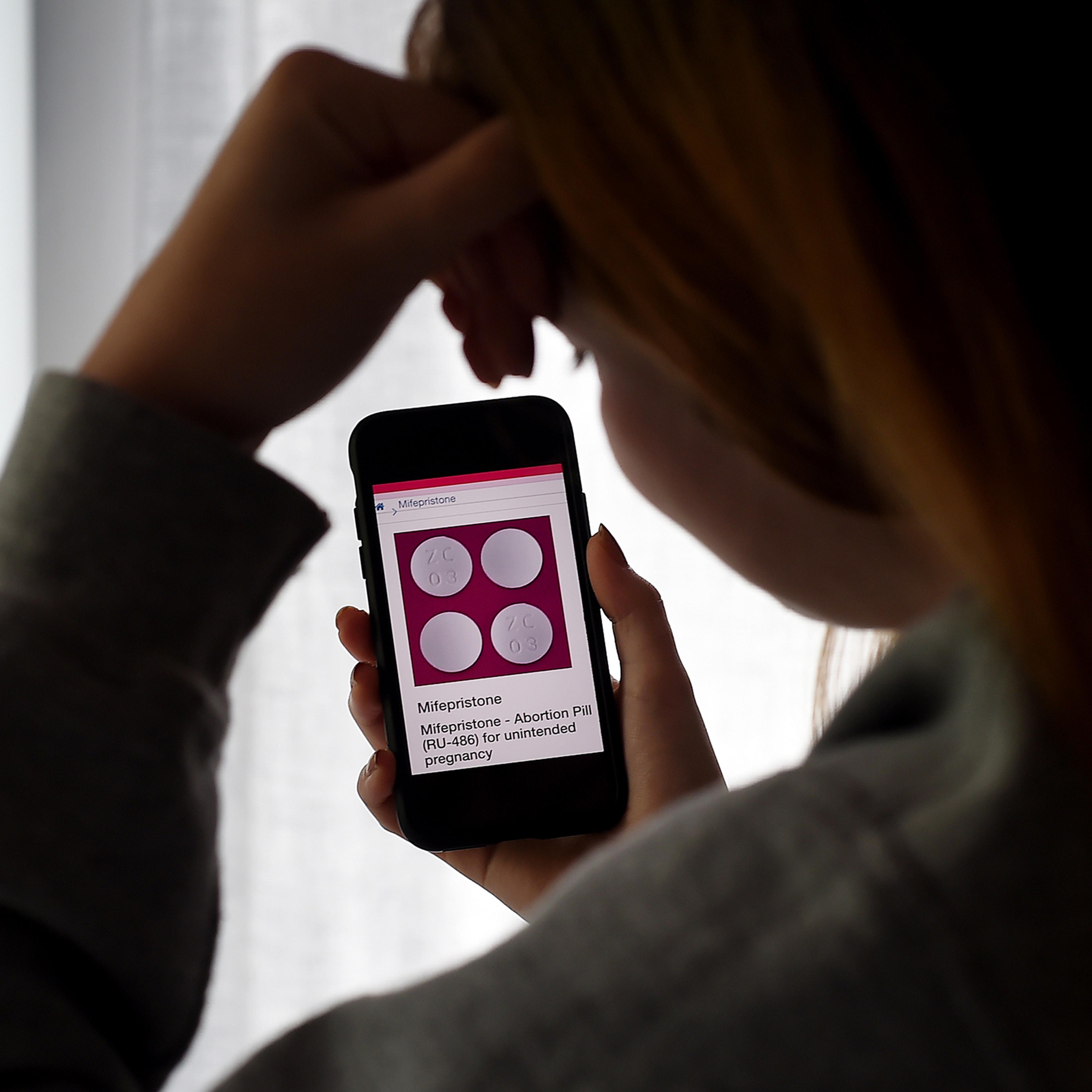 US-HEALTH-VIRUS-ABORTION-WOMEN-INTERNET