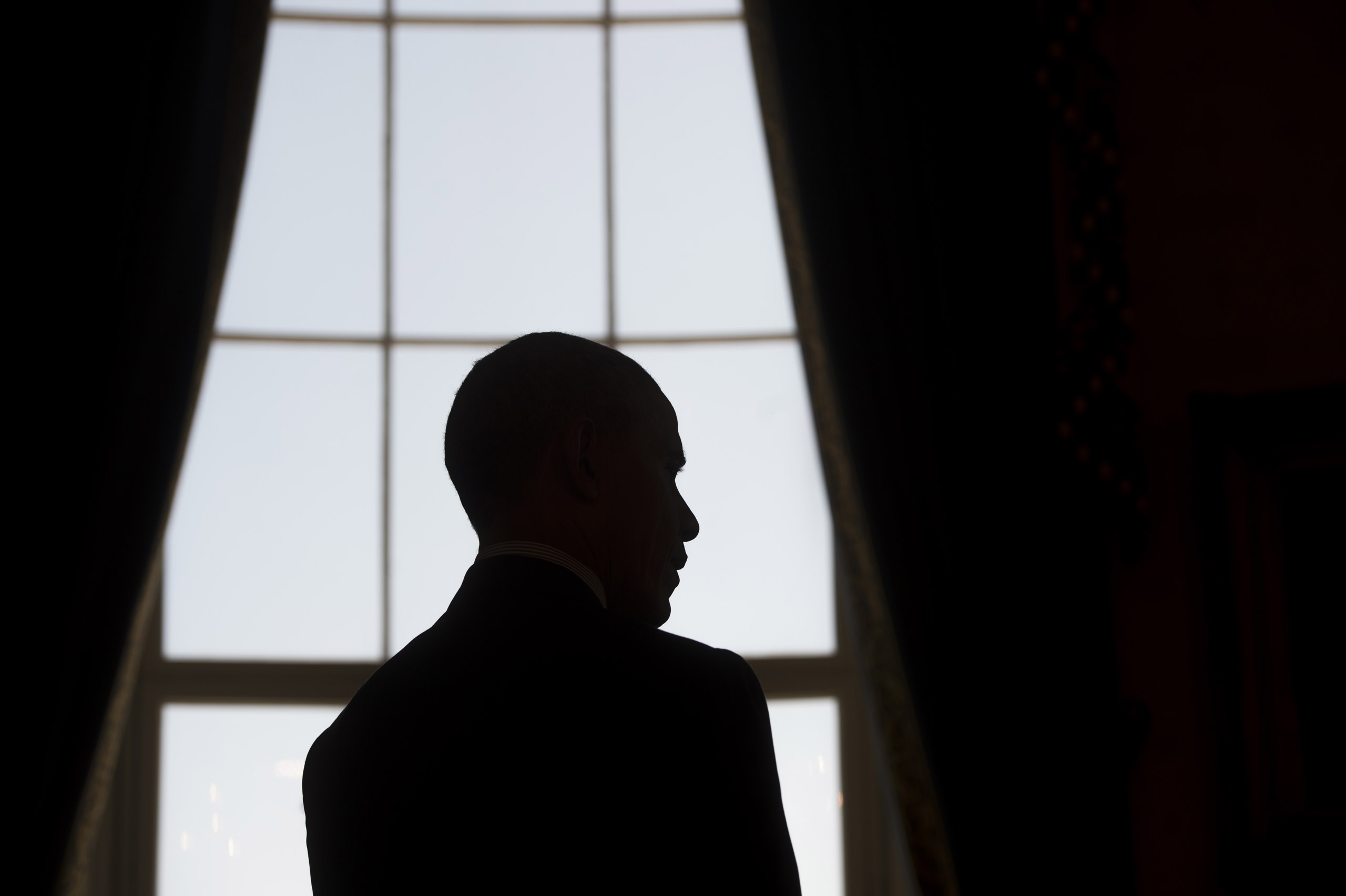 TOPSHOT - US President Barack Obama tours the 2016 White House Science Fair in the Blue Room at the White House in Washington, DC, April 13, 2016. / AFP / SAUL LOEB (Photo credit should read SAUL LOEB/AFP/Getty Images)