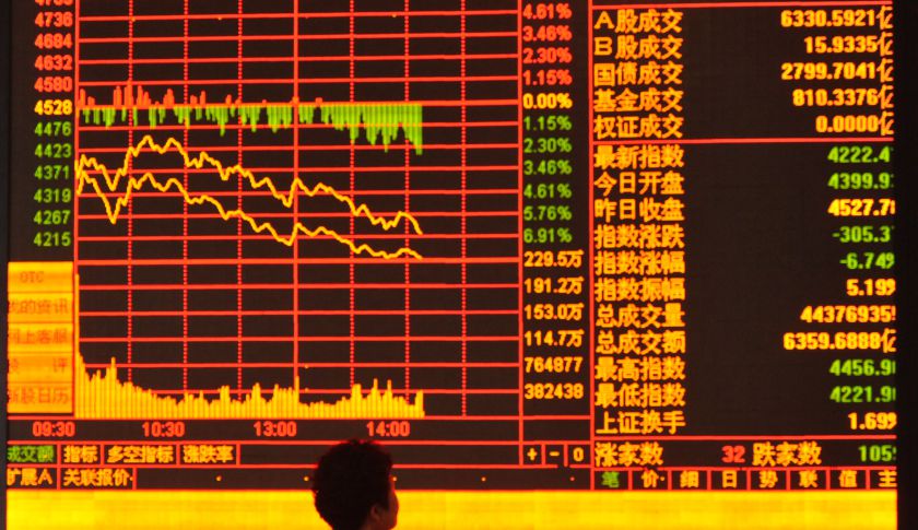 FUYANG, CHINA - JUNE 26：(CHINA OUT) An investor observes stock market at a stock exchange hall on June 26, 2015 in Fuyang, Anhui province of China. Chinese stocks dropped sharply on Friday. The benchmark Shanghai Composite Index lost 334.91 points, or 7.