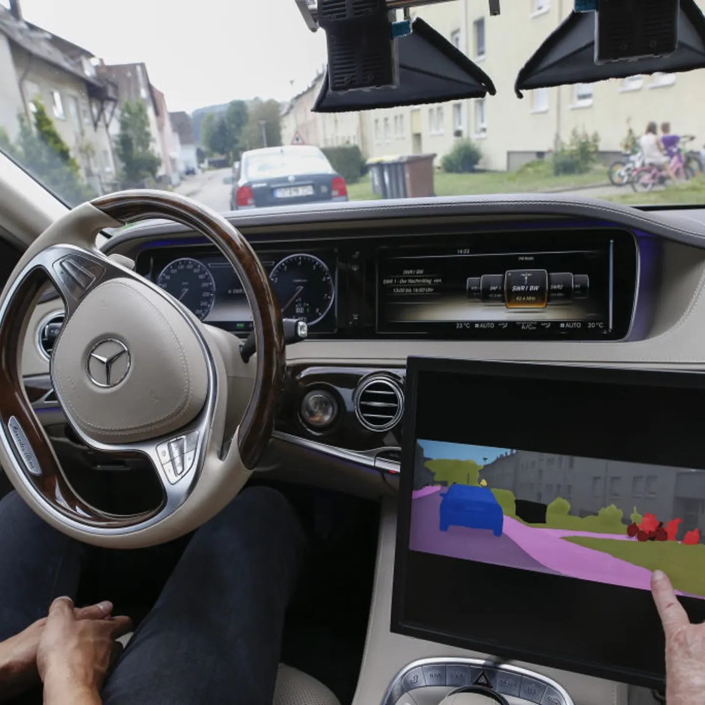 Daimler Continues Artificial Intelligence Self-Driving Race