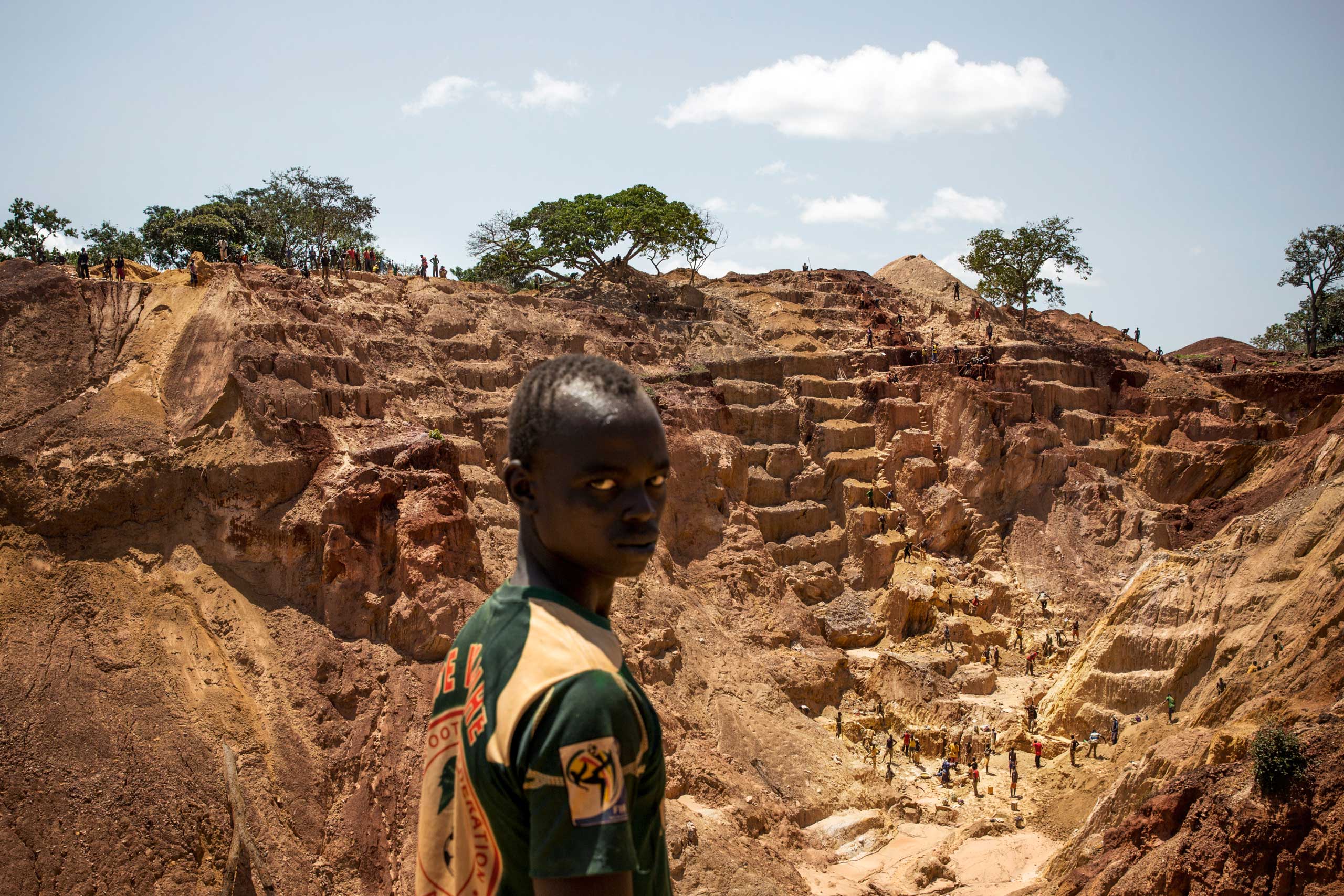 Ndassima gold mine. The gold mines in Ndassima were run by Aurafrique, a subsidiary of the Canadian company Axmin, before Seleka rebels managed to take over the site following a 2013 offensive.Several hundred artisanal miners produce an estimated 15 kg p