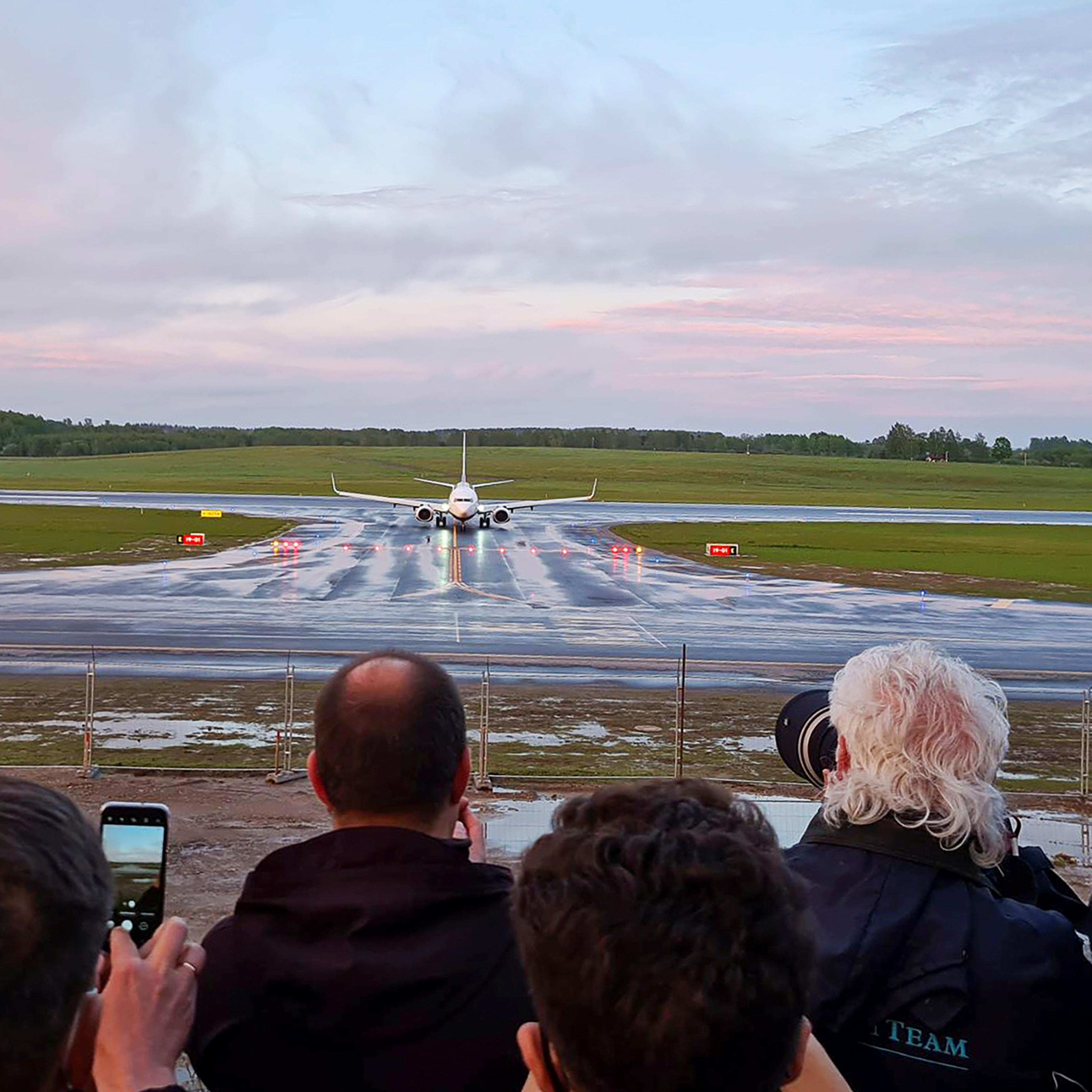 A Ryanair plane, diverted to Belarus because it was carrying a journalist, lands at Vilnius Airport on May 23