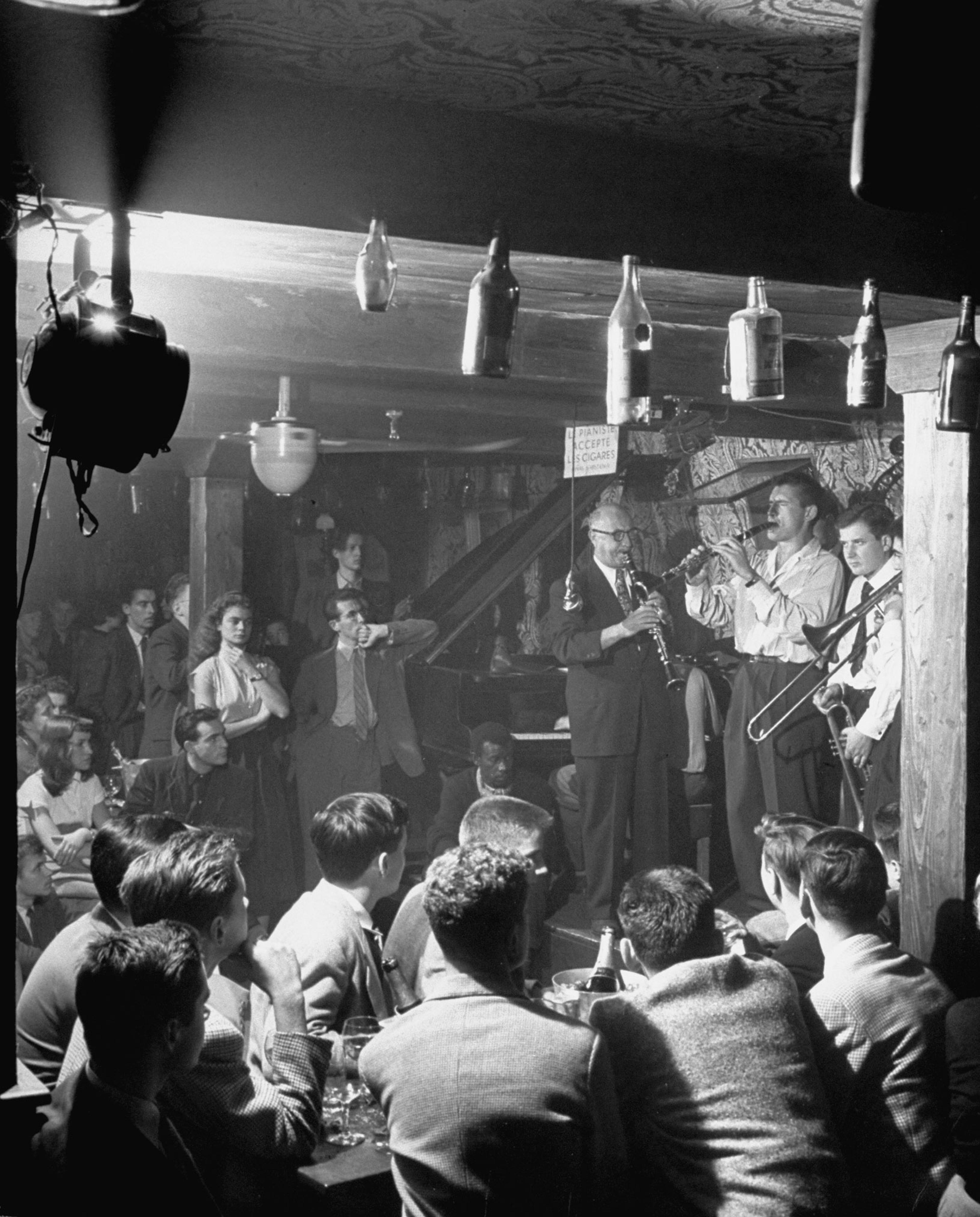 American teens in Paris 1952