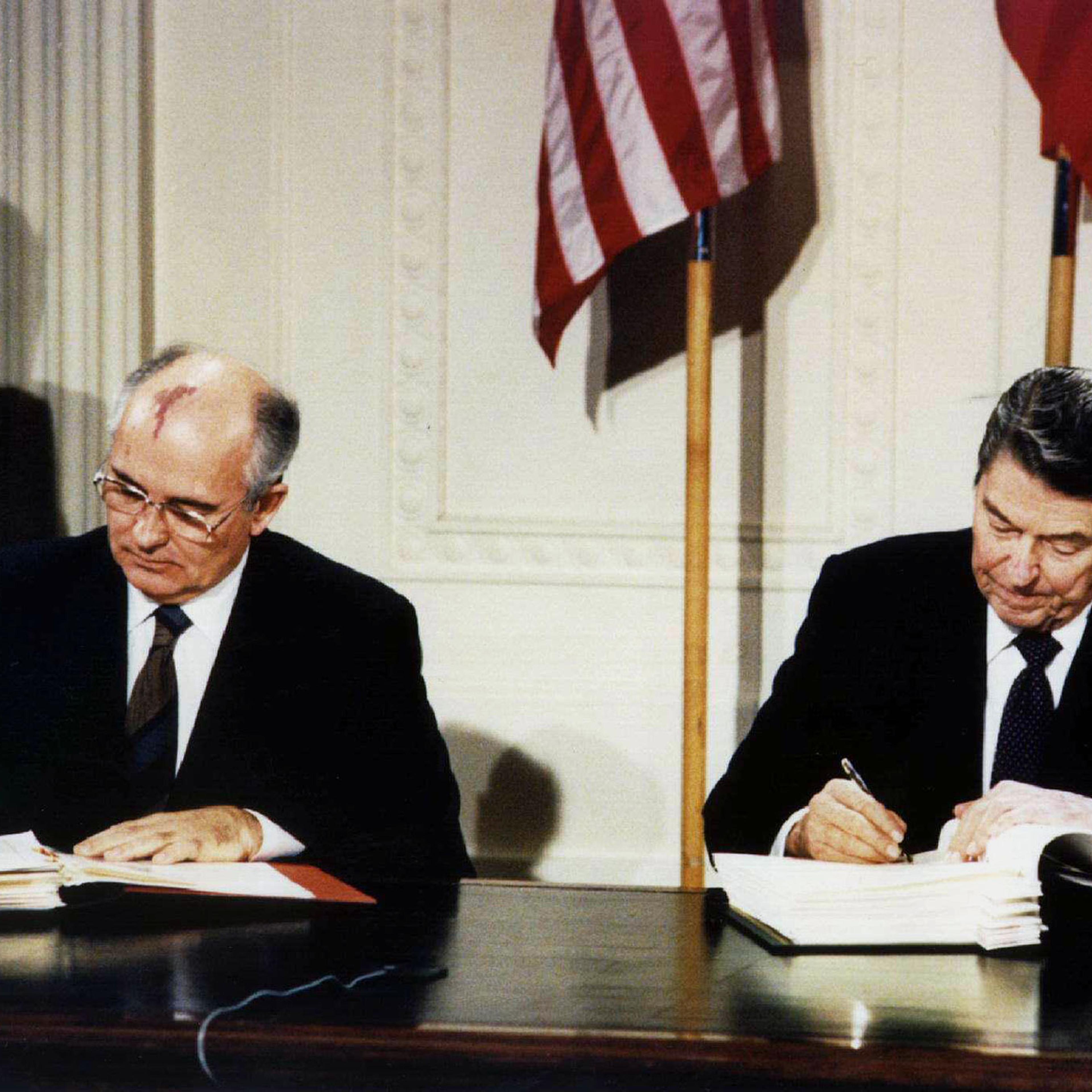 mikhail-gorbachev-ronald-reagan-nuclear-treaty