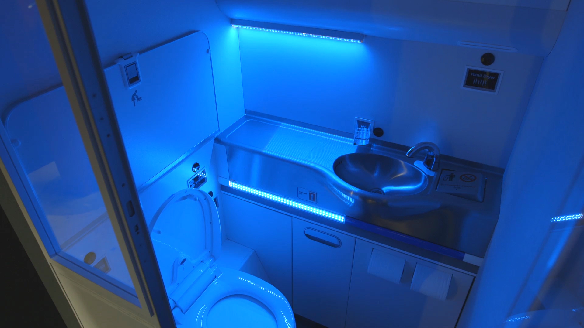 Boeing Self-Cleaning Lav