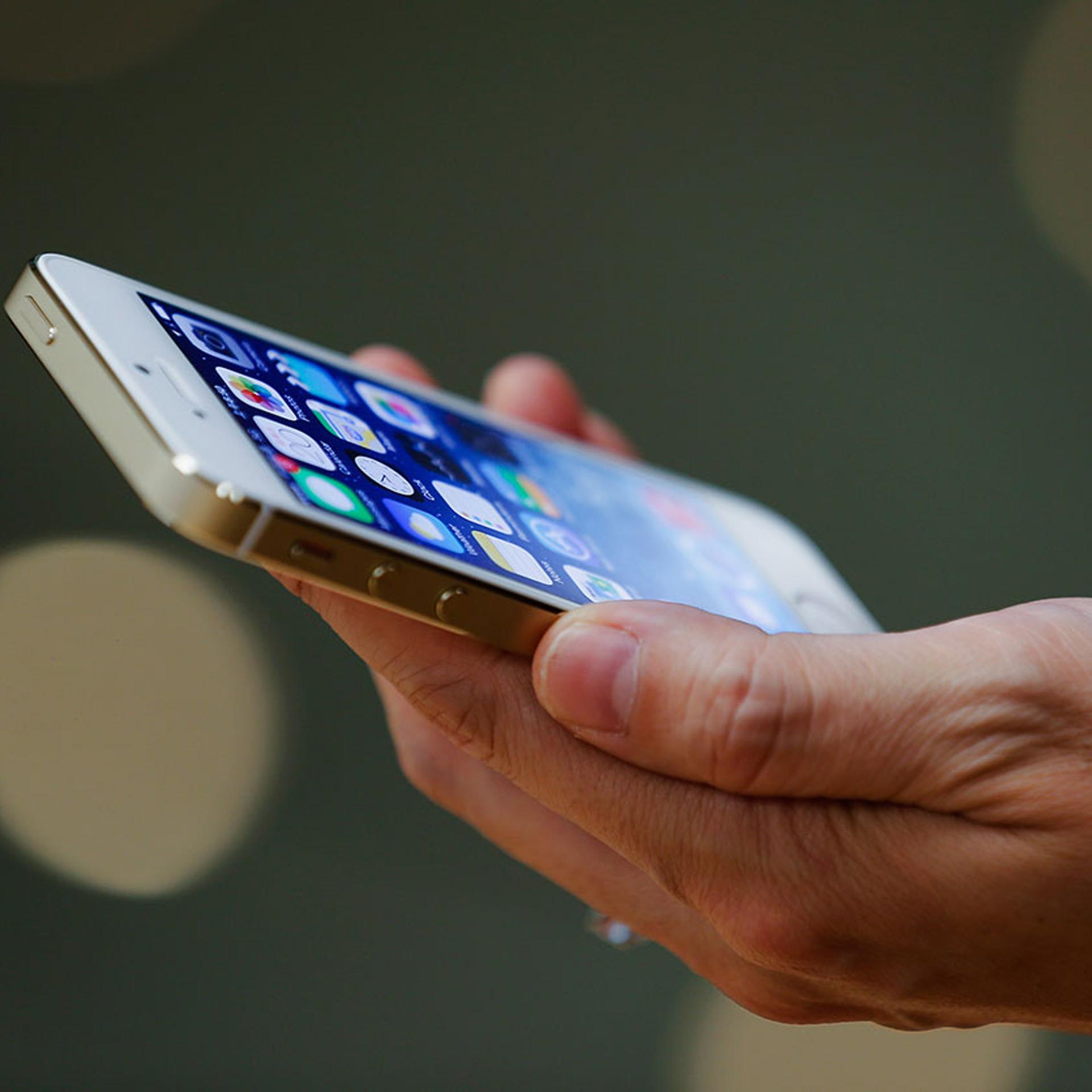 Apple Launches iPhone 5s And 5c In China