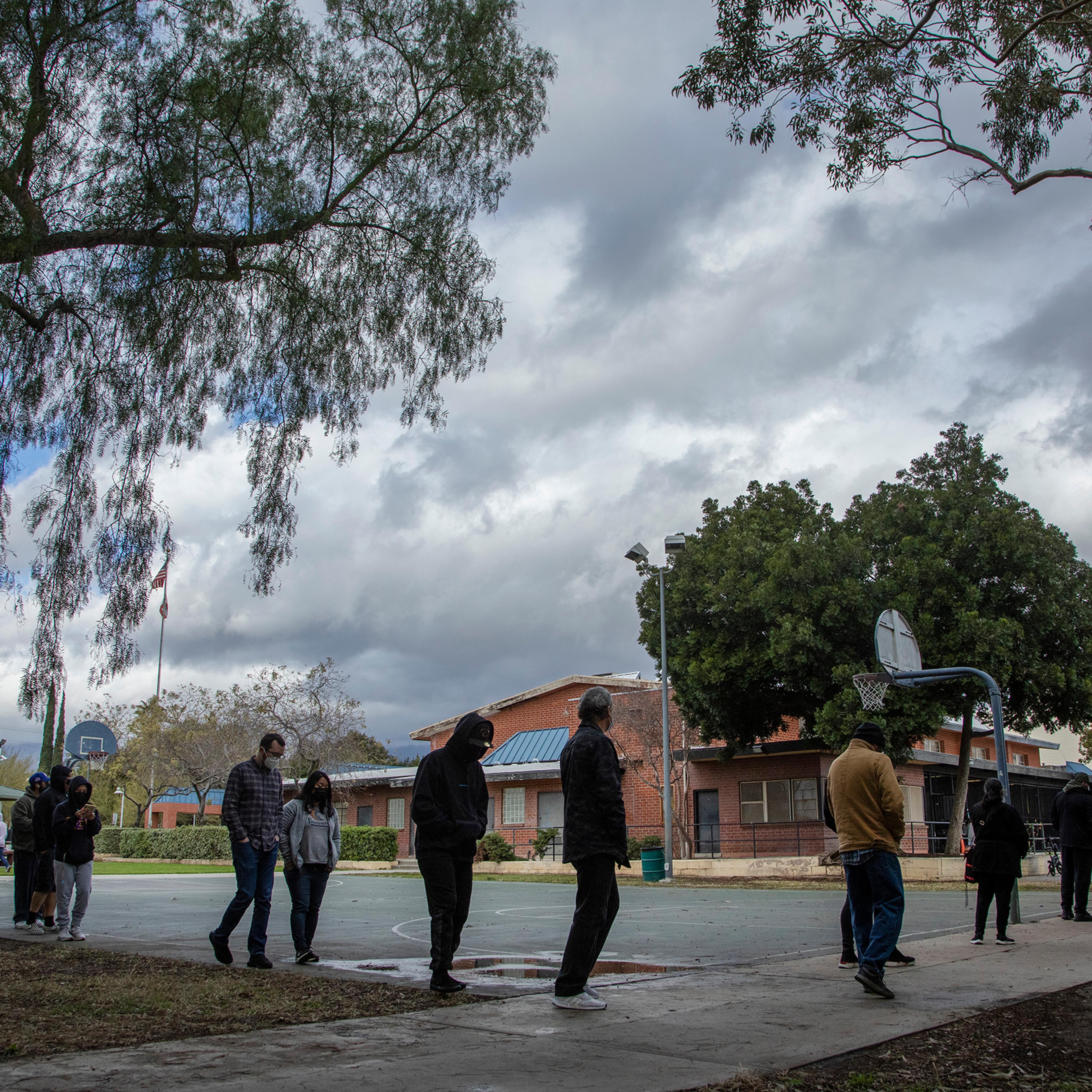 covid testing lines san fernando los angeles omicron delta