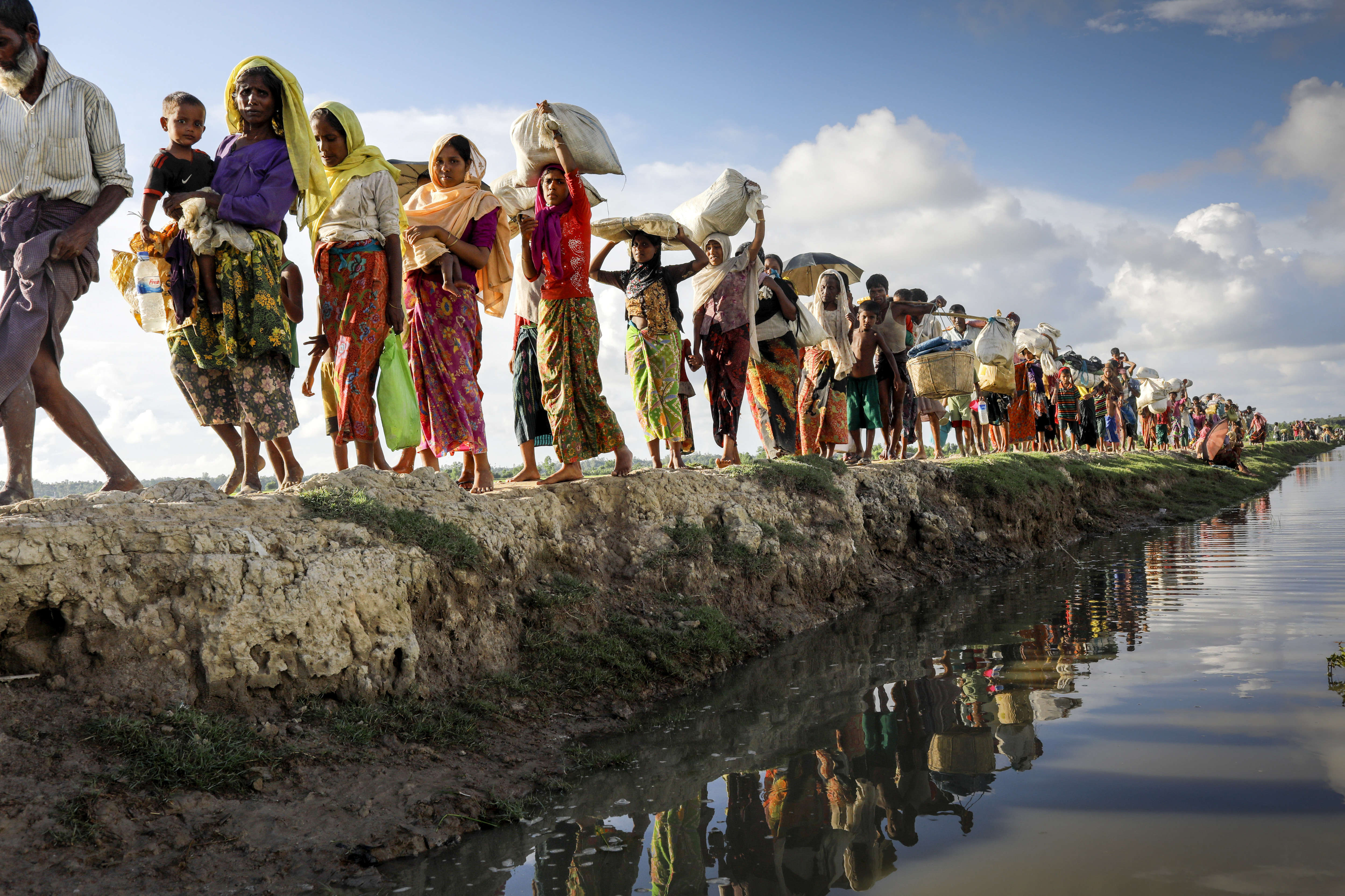 Hundreds of Rohingya people crossing Bangladesh's border as