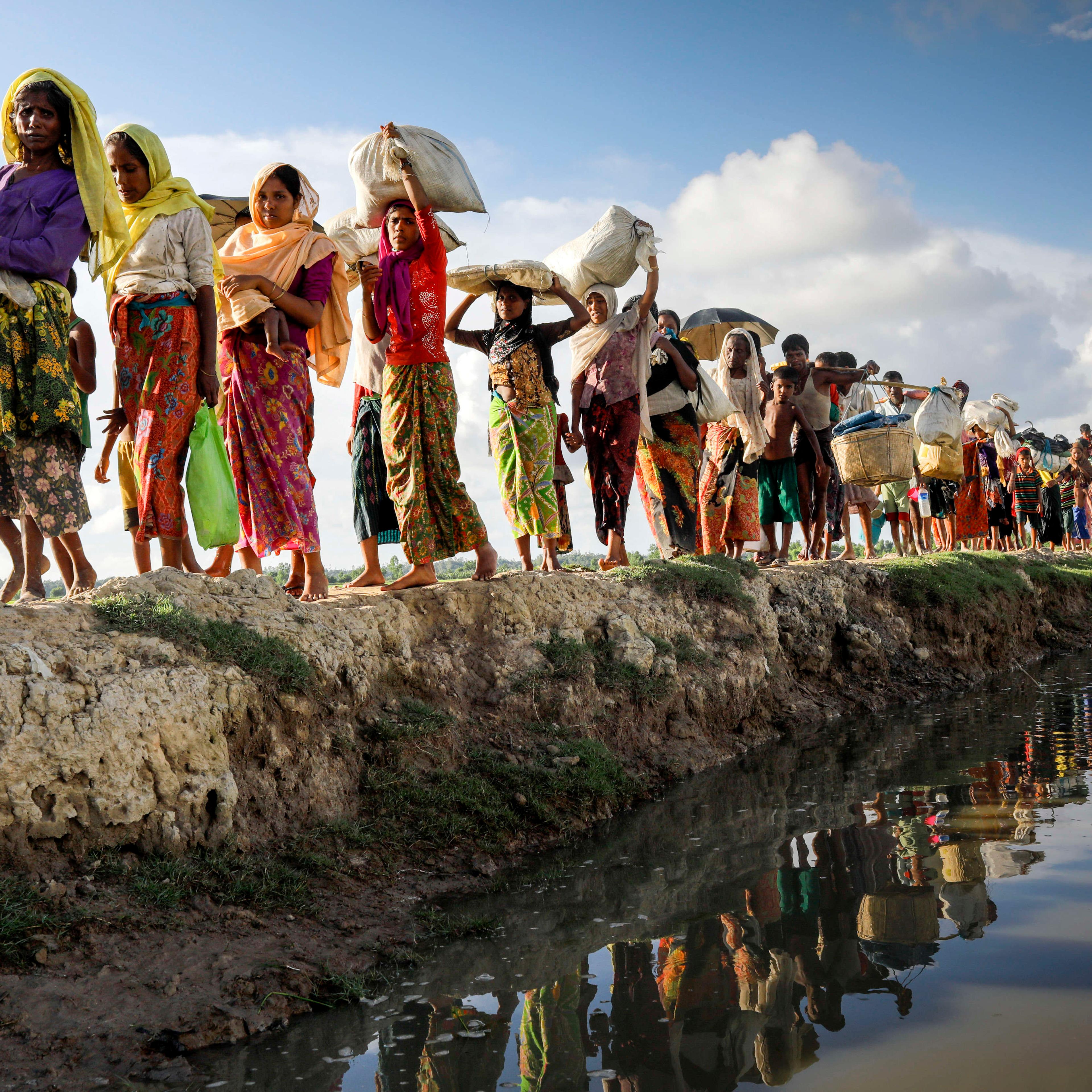 Hundreds of Rohingya people crossing Bangladesh's border as