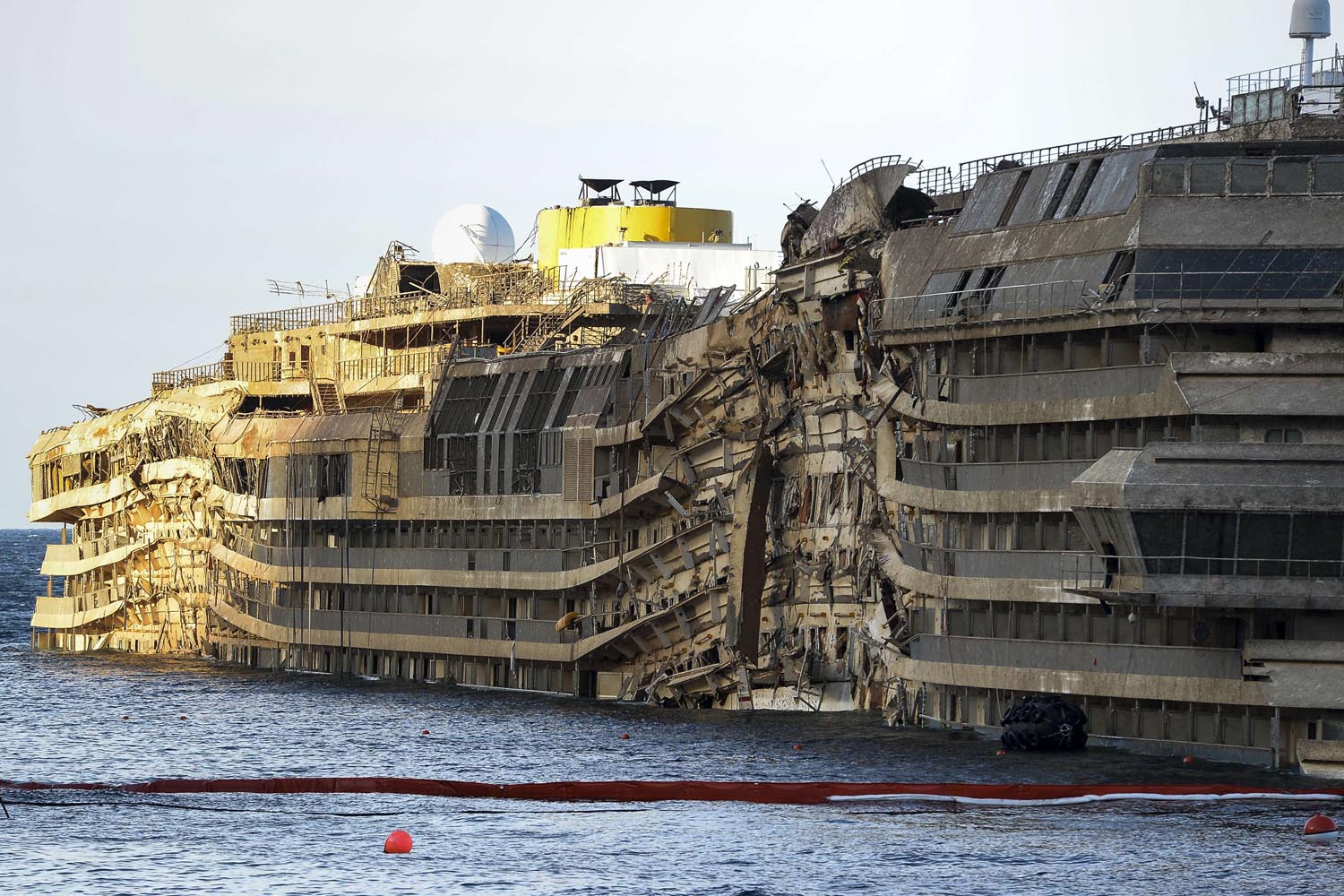 TOPSHOTS-ITALY-SHIPPING-TOURISM-DISASTER-SALVAGE
