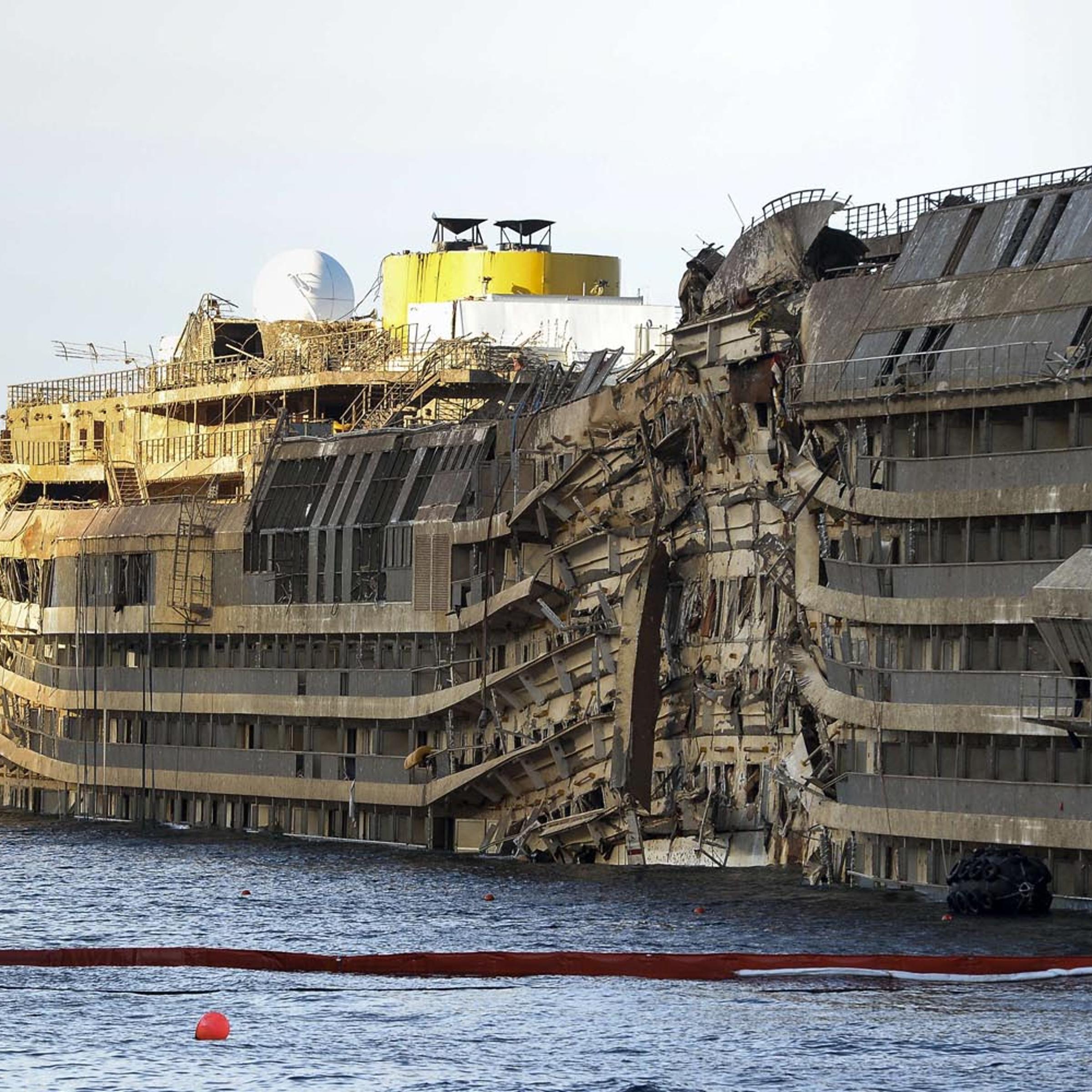 TOPSHOTS-ITALY-SHIPPING-TOURISM-DISASTER-SALVAGE